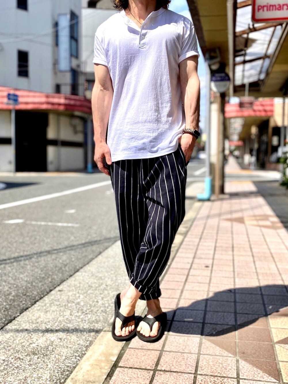 「ヘンリーネック、ヘンリーネックＴシャツ、ストライプパンツ、シェフパンツ、ワイドパンツ、リカバリーサンダル、モノトーン、モノトーンコーデ、白Tシャツ、プチプラ」｜「United Athleの【 United Athle / ユナイテッドアスレ 】 5.6オンス ヘンリーネック Tシャツ / 大きめ（Tシャツ/カットソー、ホワイト系）」を使った、KEITA(ΦωΦ)さん（メンズ・182cm）の夏コーディネートの1枚目の写真