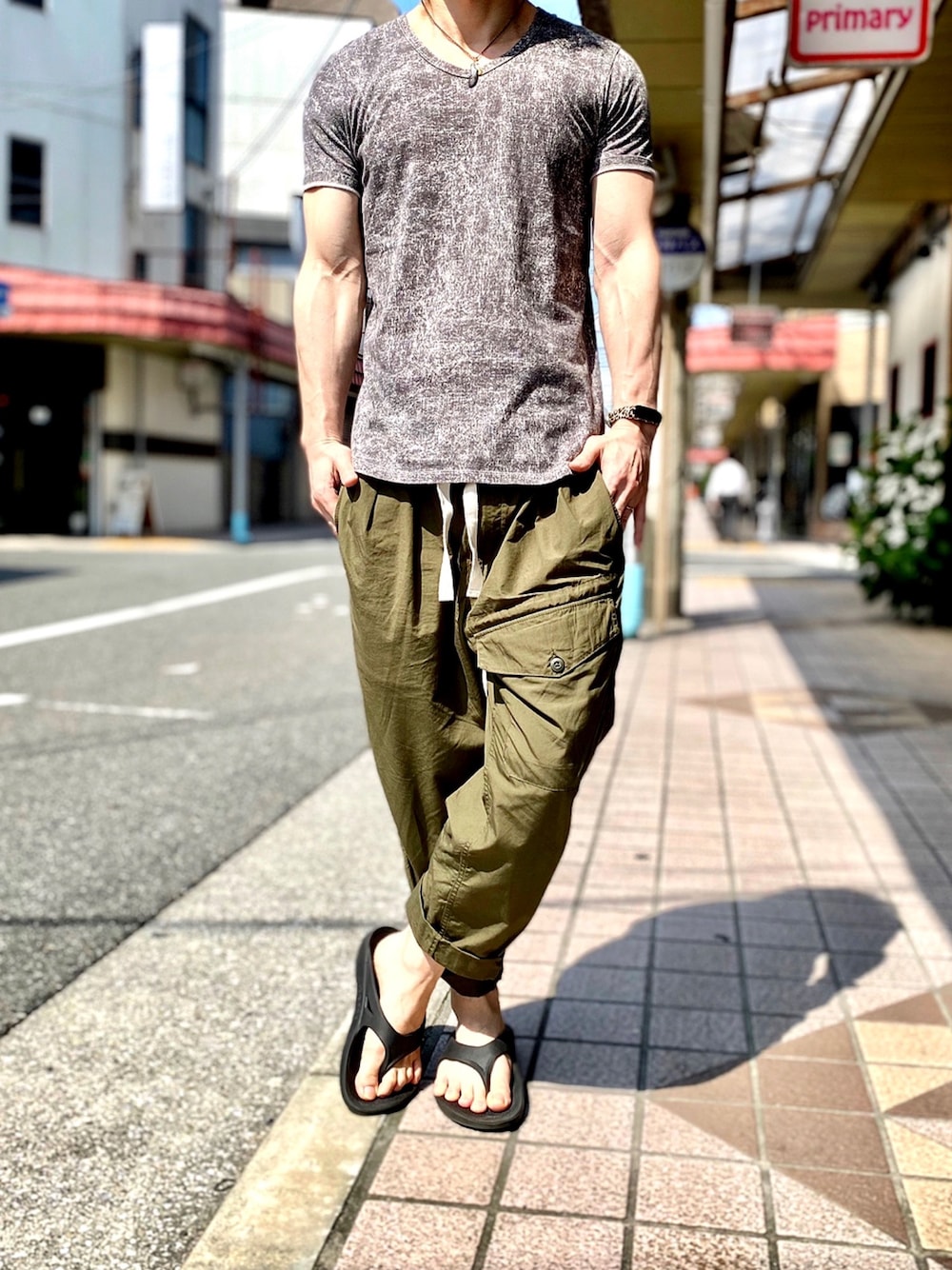 「カーゴパンツ、ベイカーパンツ、m47、M51、M65、BACKNUMBER、ミリタリー、ミリタリーパンツ、筋トレ、プチプラ」｜「giuliano Fujiwaraのアイテム（Tシャツ/カットソー、グレー系）」を使った、KEITA(ΦωΦ)さん（メンズ・182cm）の秋コーディネートの1枚目の写真