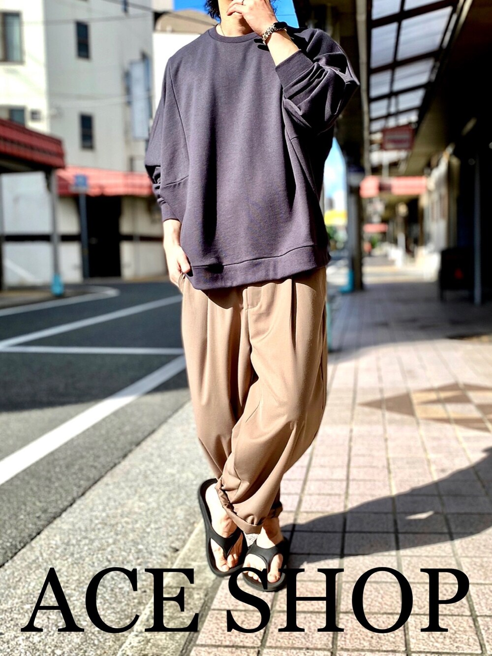 「aceshop、エースショップ、ドルマン、ドルマンスリーブ、ワイドパンツ、トラウザーパンツ、タックパンツ、ベージュパンツ、スラックス、オーバーサイズ」｜「ACE SHOPのドルマンスリーブ　オーバーサイズ　裏毛プルオーバー（スウェット、グレー系）」を使った、KEITA(ΦωΦ)さん（メンズ・182cm）の秋コーディネートの1枚目の写真