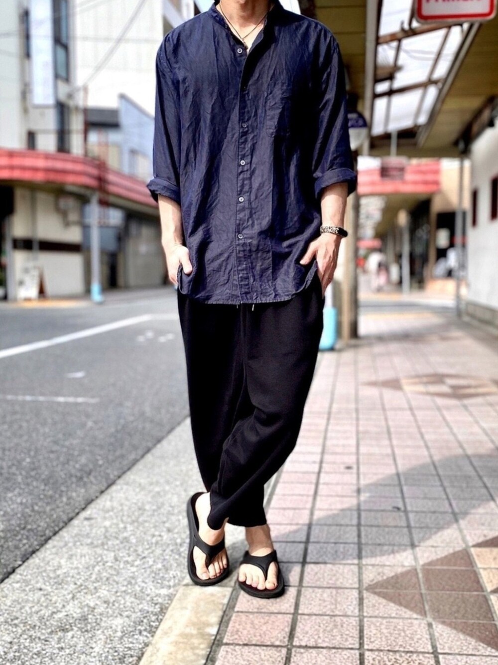 ブルー系のシャツ/ブラウス、ブラック系のスウェットパンツ、ブラック系のサンダルを着用したメンズの秋コーディネートの1枚目の写真