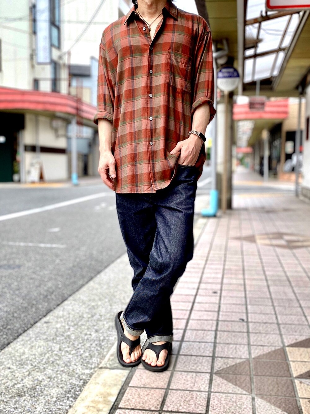 「ライトフランネルワイドフィットチェックシャツ、セルビッジレギュラーフィットジーンズ、UNIQLO U、UNIQLOU、UNIQLO、ユニクロユー、ユニクロ、チェックシャツ、セルビッチデニム、アメカジ」｜「UNIQLOのライトフランネルワイドフィットチェックシャツ(長袖)（シャツ/ブラウス、オレンジ系）」を使った、KEITA(ΦωΦ)さん（メンズ・182cm）の秋コーディネートの1枚目の写真