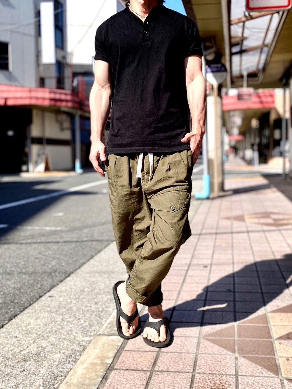 「unitedathle、ユナイテッドアスレ、ヘンリーネック、カーゴパンツ、ベイカーパンツ、BACKNUMBER、oofos、ミリタリー、ミリタリーパンツ、military」｜「United Athleの【 United Athle / ユナイテッドアスレ 】 5.6オンス ヘンリーネック Tシャツ / 大きめ（Tシャツ/カットソー、ブラック系）」を使った、KEITA(ΦωΦ)さん（メンズ・182cm）の秋コーディネートの1枚目の写真