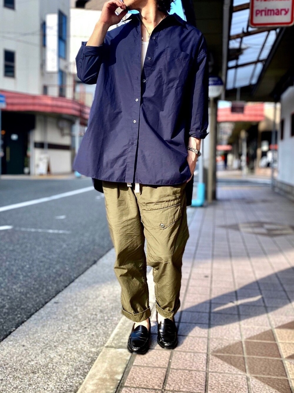 「カーゴパンツ、ベイカーパンツ、ワイドパンツ、ロングシャツ、ミリタリー、BACKNUMBER、WEEJUNS、G.H.BASS、ローファー、プチプラ」｜「UNIQLOのエクストラファインコットンオーバーサイズロングシャツ（長袖）（シャツ/ブラウス、ブルー系）」を使った、KEITA(ΦωΦ)さん（メンズ・182cm）の秋コーディネートの1枚目の写真