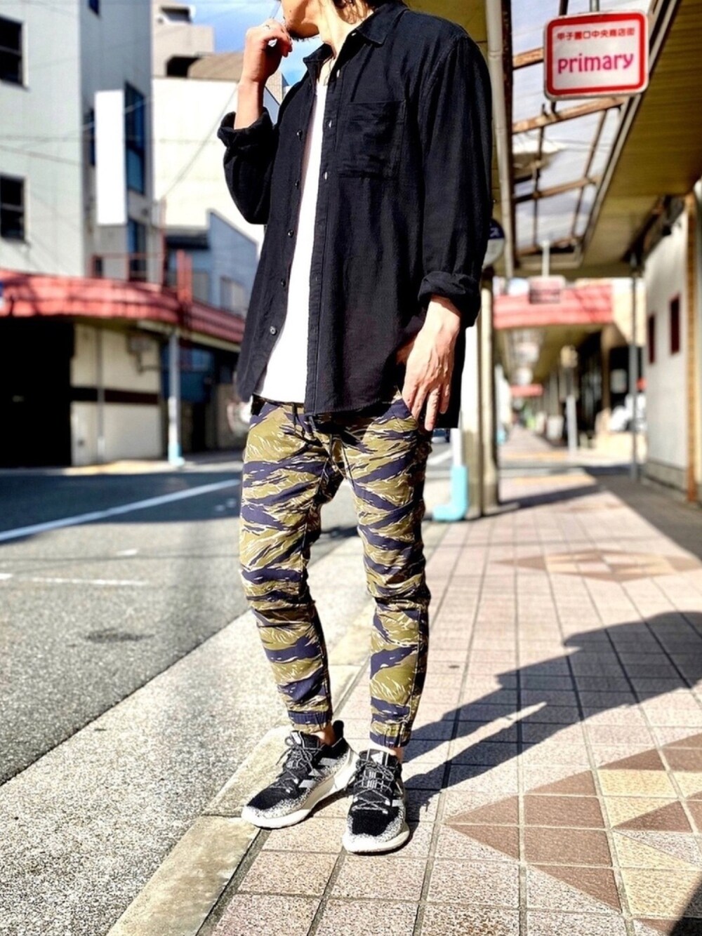 「フランネルシャツ、ネルシャツ、ジョガーパンツ、カモフラパンツ、スキニーパンツ、オーバーサイズシャツ、ミリタリー、ミリタリーパンツ、黒シャツ、CPOジャケット」｜「UNIQLOのフランネルシャツ（レギュラーカラー・長袖）（シャツ/ブラウス、ブラック系）」を使った、KEITA(ΦωΦ)さん（メンズ・182cm）の秋コーディネートの1枚目の写真