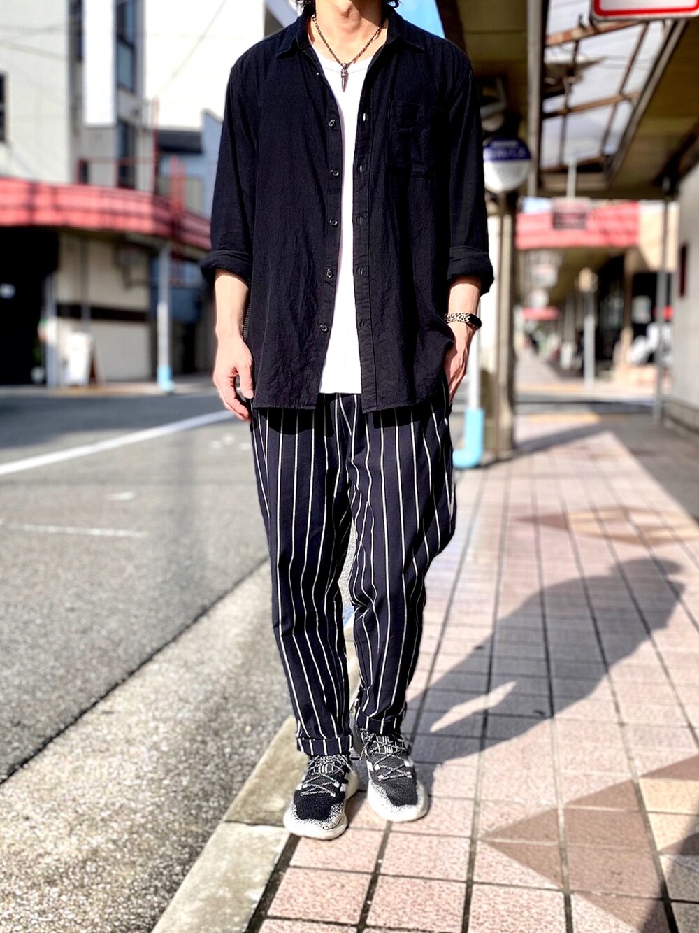 「モノトーン、モノトーンコーデ、ストライプパンツ、ネルシャツ、シェフパンツ、オーバーサイズシャツ、ブラックコーデ、MONO-MART、UNIQLO、GU」｜「UNIQLOのフランネルシャツ（レギュラーカラー・長袖）（シャツ/ブラウス、ブラック系）」を使った、KEITA(ΦωΦ)さん（メンズ・182cm）の秋コーディネートの1枚目の写真