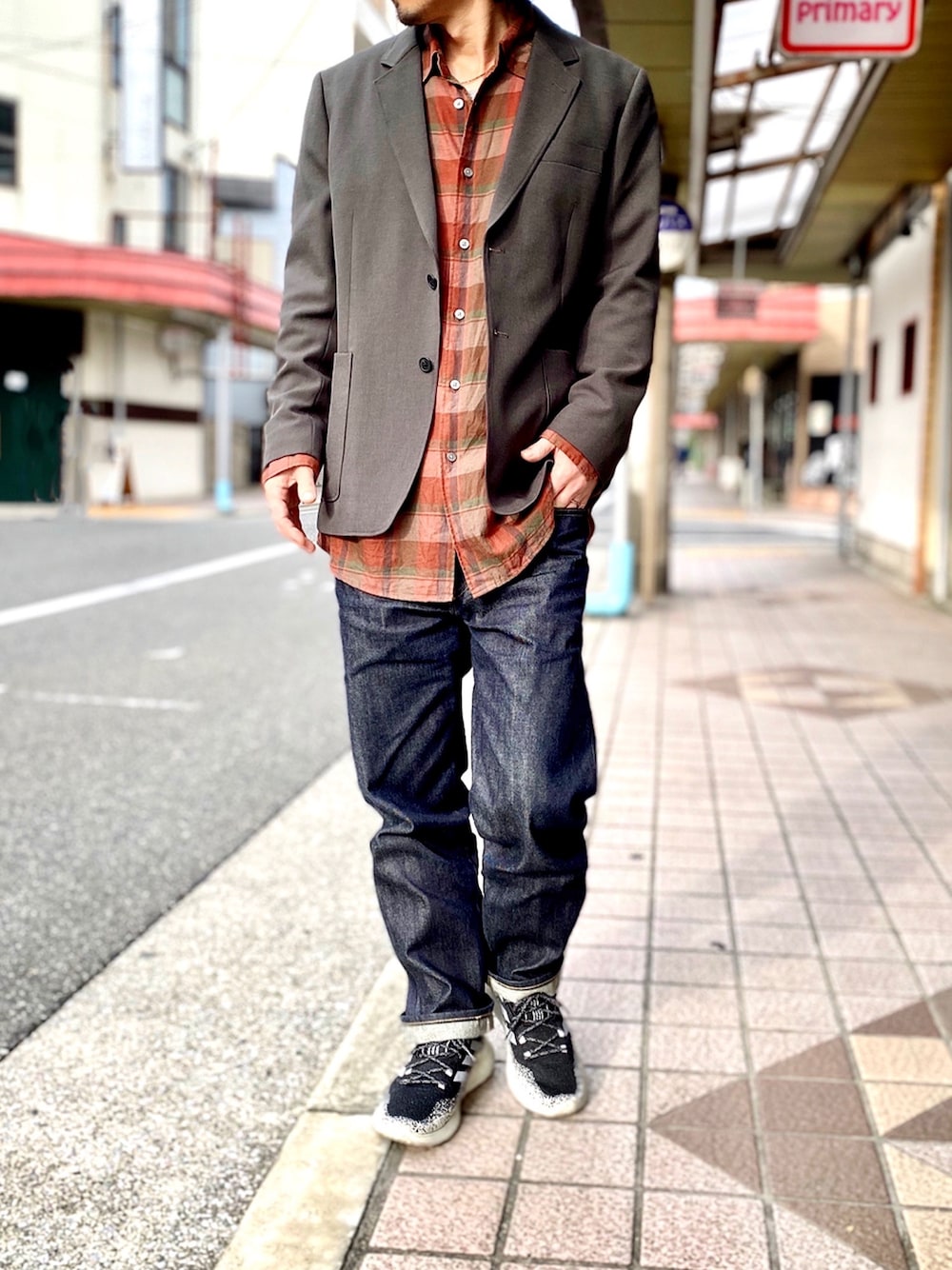 「ユニクロユー、ユニクロU、UNIQLO U、テーラードジャケット、ライトフランネルワイドフィットチェックシャツ、セルビッジレギュラーフィットジーンズ、アメカジ、チェックシャツ、セットアップ、きれいめカジュアル」｜「UNIQLOのテーラードジャケット セットアップ可能（その他アウター、グレー系）」を使った、KEITA(ΦωΦ)さん（メンズ・182cm）の秋コーディネートの1枚目の写真