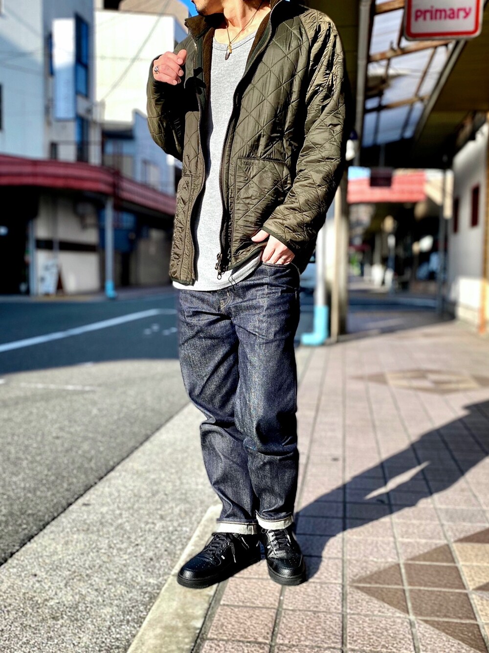 「バブアー、barbour、キルティングジャケット、エアフォースワン、AIR FORCE 1、ユニクロユー、UNIQLO U、ハンティングジャケット、セルビッジレギュラーフィットジーンズ、アウトドアスタイル」｜「Barbourのアイテム（ミリタリージャケット、グリーン系）」を使った、KEITA(ΦωΦ)さん（メンズ・182cm）の秋コーディネートの1枚目の写真