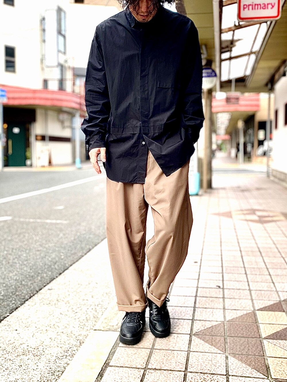 「+J、プラスJ、プラスジェイ、ユニクロプラスJ、スーピマコットンオーバーサイズシャツ、aceshop、ロングシャツ、オーバーサイズシャツ、バルーンパンツ、エアフォースワン」｜「UNIQLOのスーピマコットン オーバーサイズシャツ(長袖)（シャツ/ブラウス、ブラック系）」を使った、KEITA(ΦωΦ)さん（メンズ・182cm）の秋コーディネートの1枚目の写真