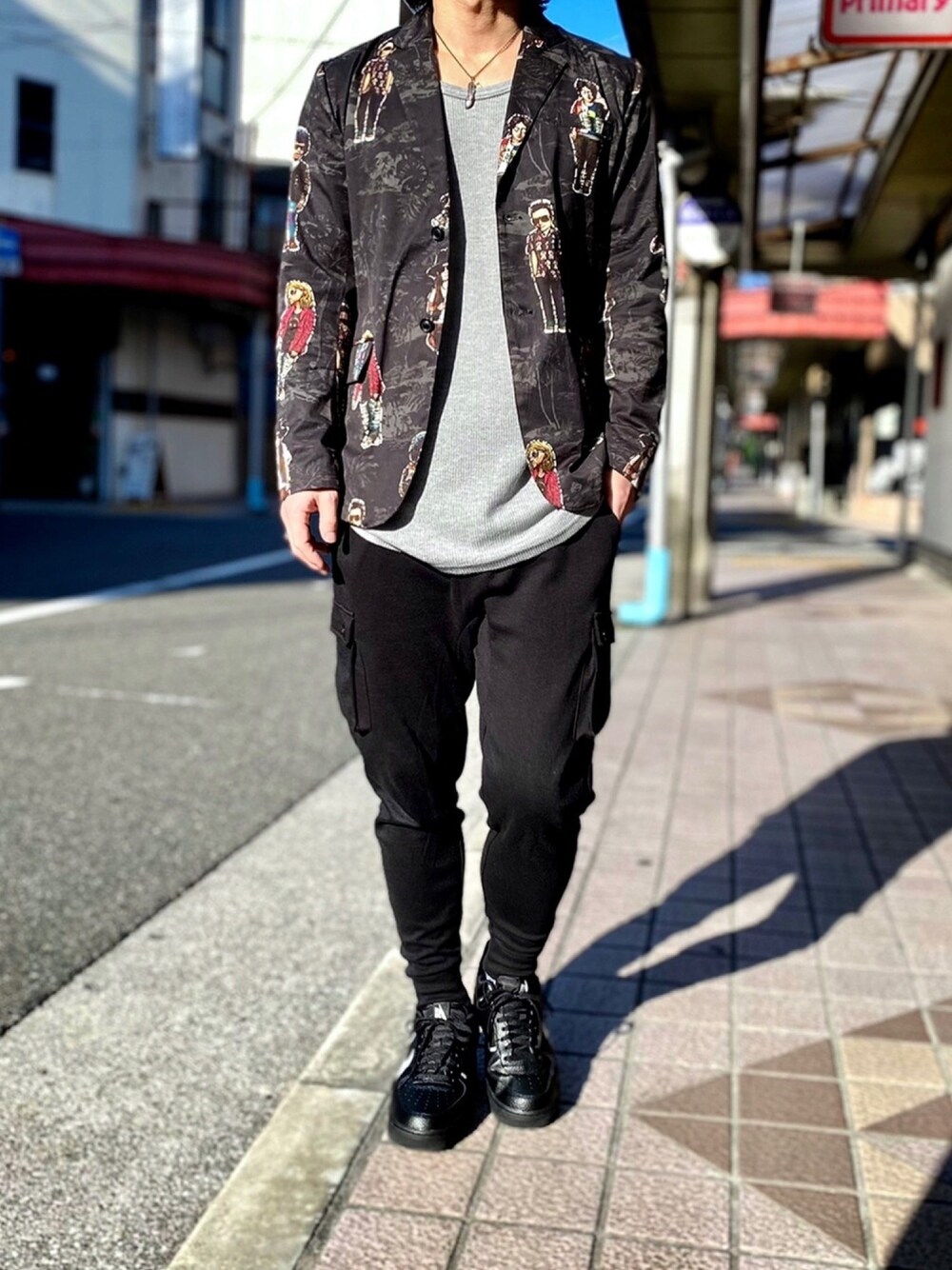 ブラック系のテーラードジャケット、グレー系のTシャツ/カットソー、ブラック系のスウェットパンツを着用したメンズの秋コーディネートの1枚目の写真