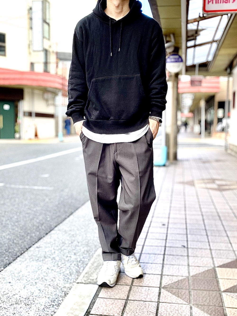 「CROSS STITCH、ユニクロユー、ユニクロU、UNIQLO U、ワイドフィットテーパードパンツ、MONO-MART、new balance 996、ワイドパンツ、モノトーン、モノトーンコーデ」｜「CROSS STITCHのアイテム（パーカー、ブラック系）」を使った、KEITA(ΦωΦ)さん（メンズ・182cm）の冬コーディネートの1枚目の写真