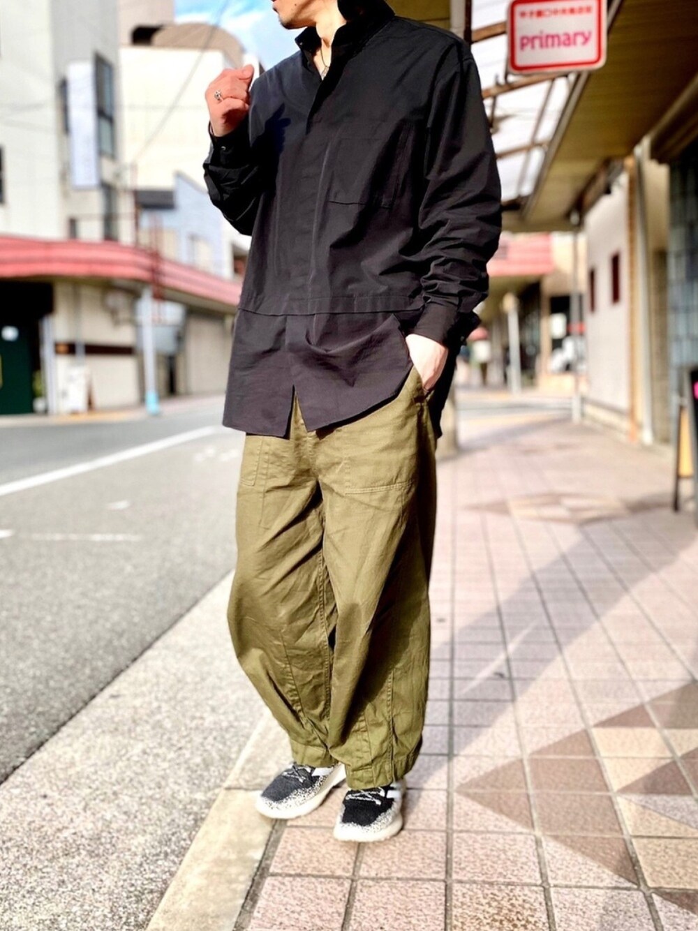 「+J、プラスJ、plusj、ジルサンダー、スーピマコットンオーバーサイズシャツ、UNIQLO+J、ikka、ベイカーパンツ、カーゴパンツ、スニーカーコーデ」｜「UNIQLOのスーピマコットン オーバーサイズシャツ(長袖)（シャツ/ブラウス、ブラック系）」を使った、KEITA(ΦωΦ)さん（メンズ・182cm）の冬コーディネートの1枚目の写真
