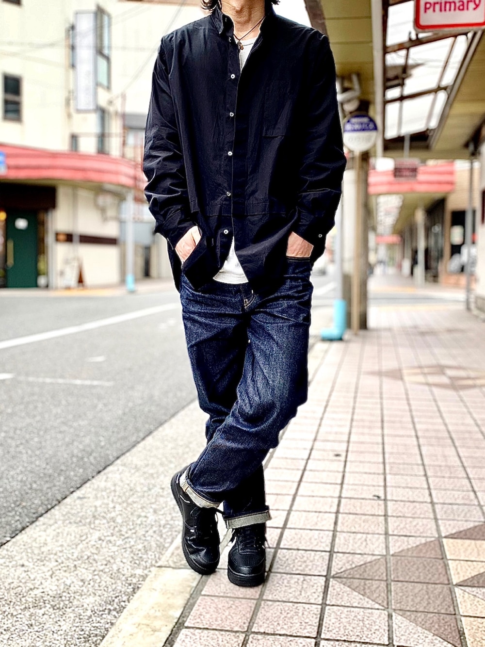 「plusj、プラスJ、ジルサンダー、JILSANDER、UNIQLO+J、UNIQLO U、スーピマコットンオーバーサイズシャツ、オーバーシャツ、セルビッジレギュラーフィットジーンズ、エアフォースワン」｜「UNIQLOのスーピマコットン オーバーサイズシャツ(長袖)（シャツ/ブラウス、ブラック系）」を使った、KEITA(ΦωΦ)さん（メンズ・182cm）の冬コーディネートの1枚目の写真