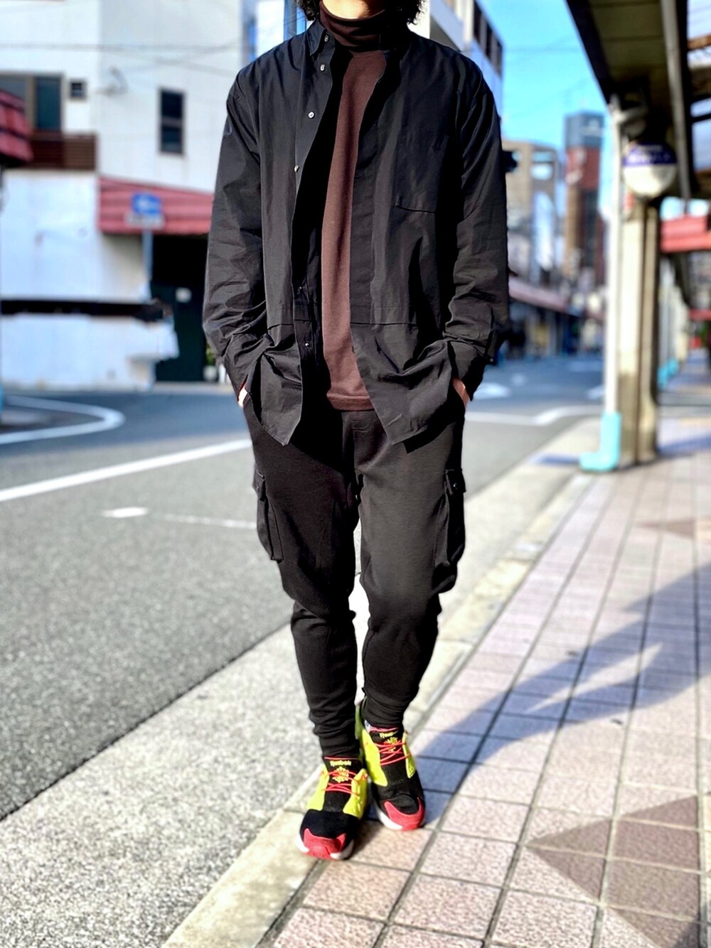 「年末WEAR感謝祭、plusj、プラスJ、UNIQLO+J、+J、スーピマコットンオーバーサイズシャツ、ソフトタッチタートルネックT、サルエルパンツ、フューリーライト、ジョガーパンツ」｜「UNIQLOのスーピマコットン オーバーサイズシャツ(長袖)（シャツ/ブラウス、ブラック系）」を使った、KEITA(ΦωΦ)さん（メンズ・182cm）の冬コーディネートの1枚目の写真