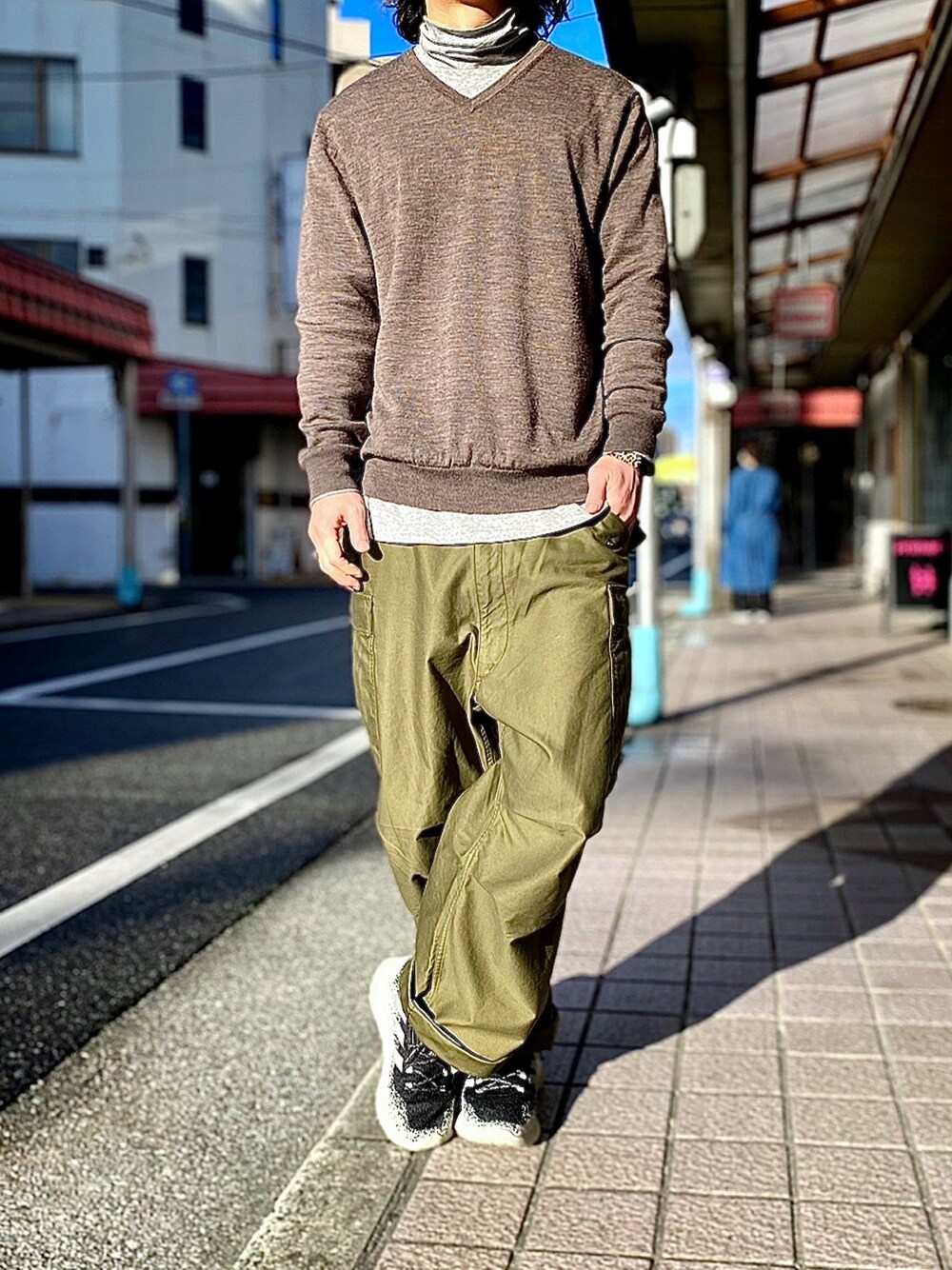 「エクストラファインメリノ、エクストラファインメリノvネックセーター、ソフトタッチタートルネックT、WAIPER、M51、M65、m47、Vネックニット、カーゴパンツ、タートルネック」｜「UNIQLOのMEN エクストラファインメリノVネックセーター（長袖）（ニット/セーター、ブラウン系）」を使った、KEITA(ΦωΦ)さん（メンズ・182cm）の冬コーディネートの1枚目の写真