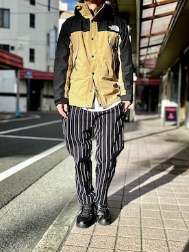 「ストライプパンツ」｜「アイテム（マウンテンパーカー）」を使った、KEITA(ΦωΦ)さん（メンズ・182cm）の冬コーディネート