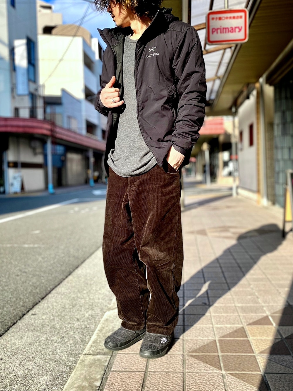 「ARC'TERYX、アークテリクス、atom lt hoody、コーデュロイワイドワークパンツ、コーデュロイパンツ、ヌプシブーティ、アウトドアスタイル、ワイドパンツ、マウンテンパーカー、ヌプシ」｜「ARC'TERYXのアークテリクス / アトム LT フーディ メンズ（ダウンジャケット/コート、ブラック系）」を使った、KEITA(ΦωΦ)さん（メンズ・182cm）の冬コーディネートの1枚目の写真