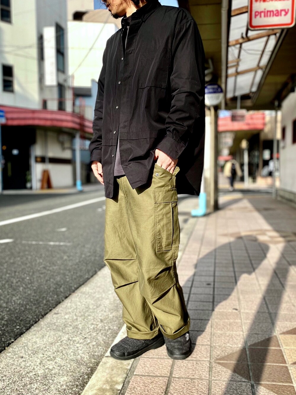 「モックネック、モックネックプルオーバー、+J、プラスJ、plusj、スーピマコットンオーバーサイズシャツ、M51、M-51、カーゴパンツ、ミリタリー」｜「UNIQLOのスーピマコットン オーバーサイズシャツ(長袖)（シャツ/ブラウス、ブラック系）」を使った、KEITA(ΦωΦ)さん（メンズ・182cm）の冬コーディネートの1枚目の写真