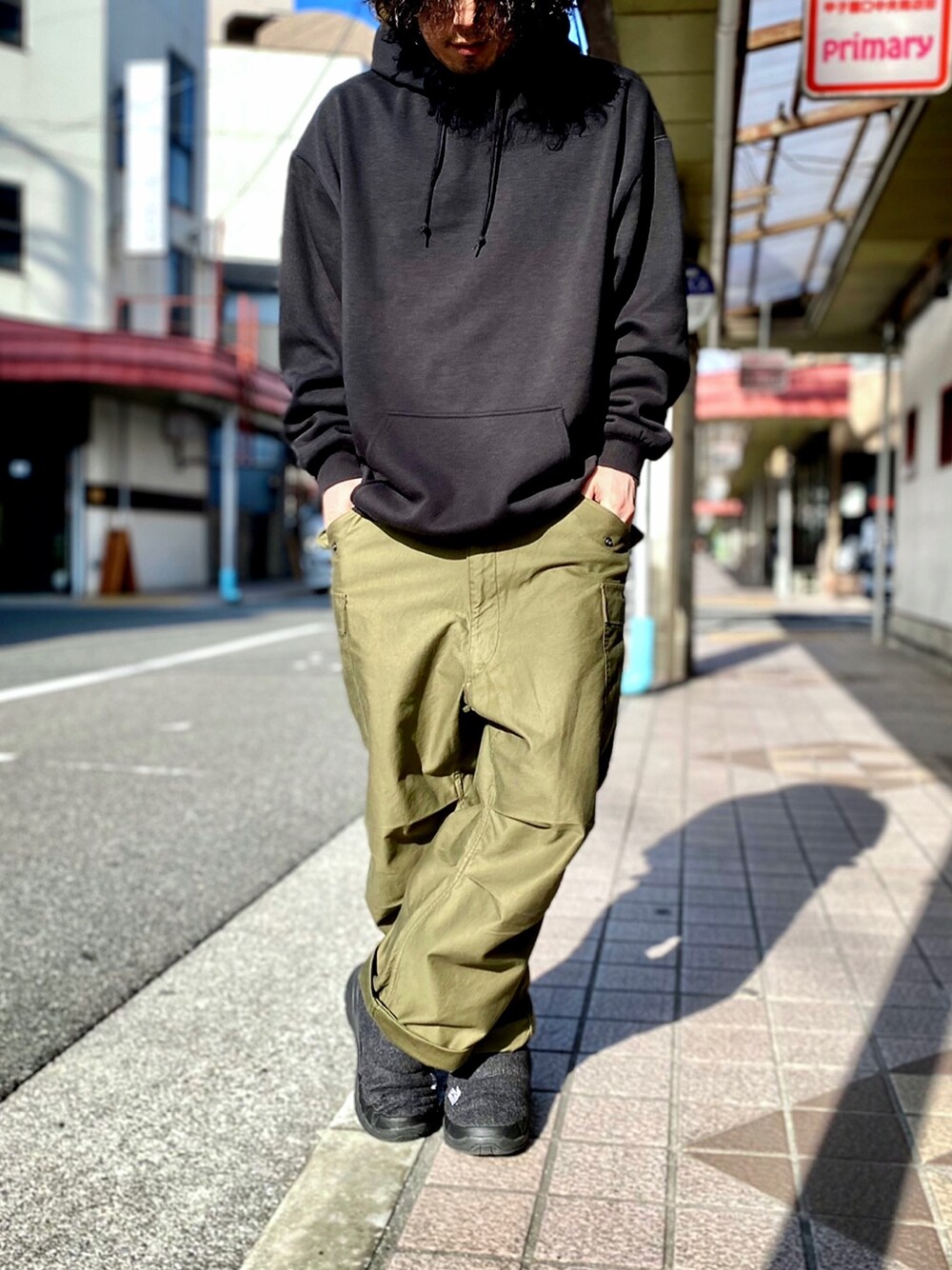 「FREAK’Ｓ STORE、フリークスストア、M51、M-51、m47、M-47、M65、M-65、カーゴパンツ、ミリタリーパンツ」｜「FREAK'S STOREのビッグシルエット プルオーバーパーカー（パーカー、ブラック系）」を使った、KEITA(ΦωΦ)さん（メンズ・182cm）の冬コーディネートの1枚目の写真