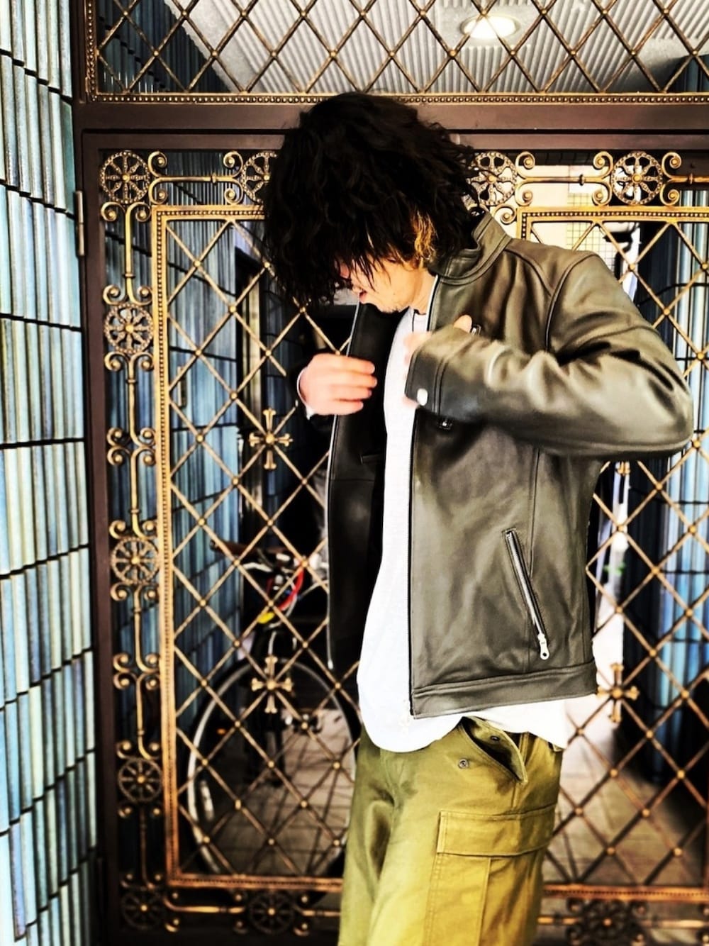 「RATTLE TRAP、ラトルトラップ、ライダース、ライダースジャケット、シングルライダース、革ジャン、カーキ、M-51、M51、カーゴパンツ」｜「RATTLE TRAPのシングルライダースレザージャケット【WEB限定カラー追加】（ライダースジャケット、グリーン系）」を使った、KEITA(ΦωΦ)さん（メンズ・182cm）の冬コーディネートの1枚目の写真
