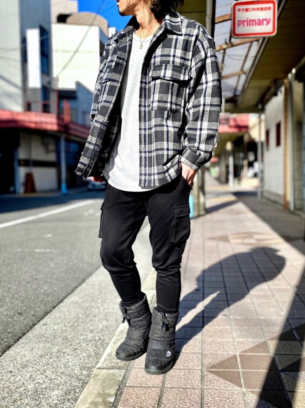 グレー系のセットアップ、ベージュ系のTシャツ/カットソー、ブラック系のスウェットパンツを着用したメンズの春コーディネートの1枚目の写真