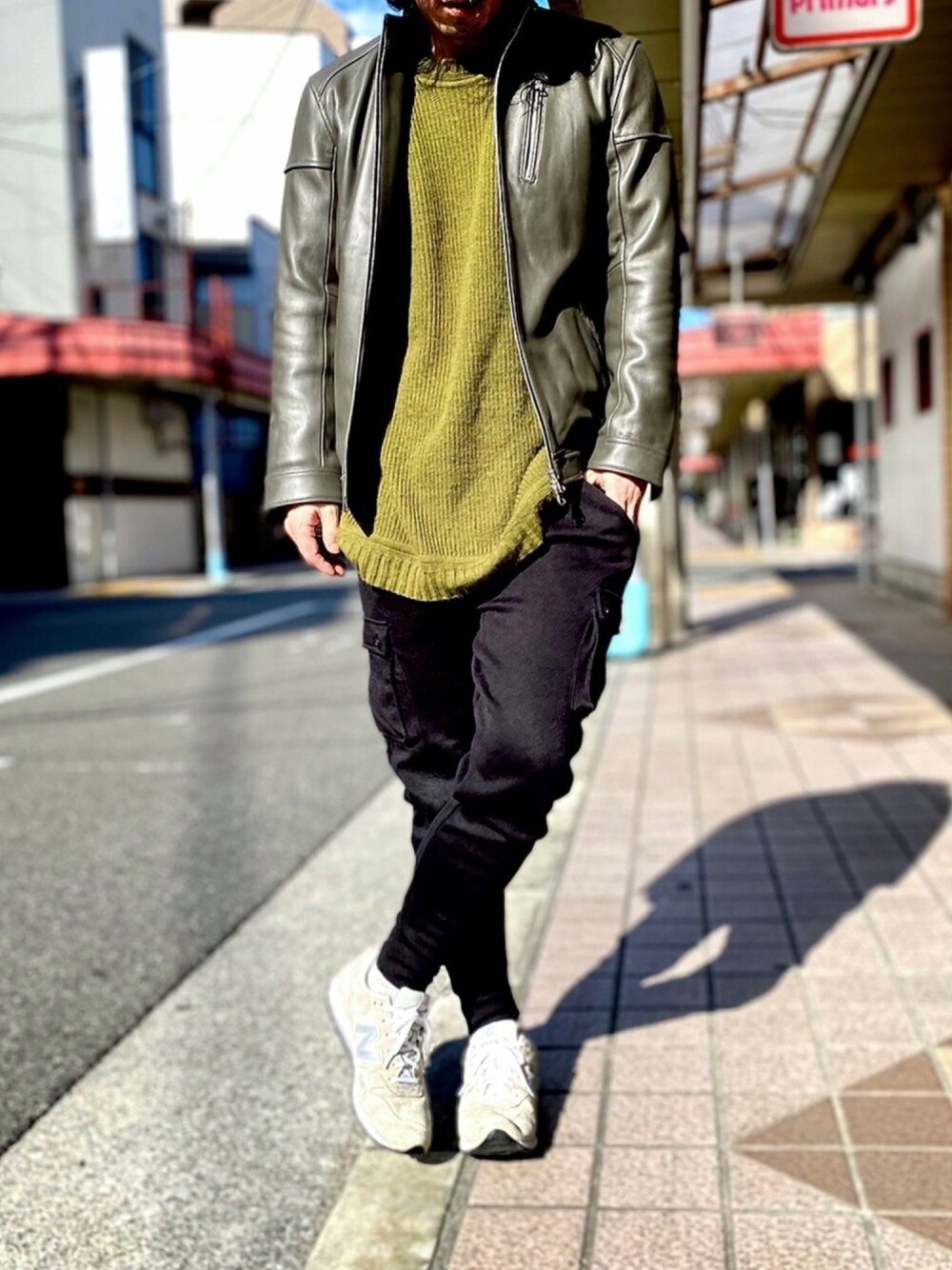 「RATTLE TRAP、ラトルトラップ、レザージャケット、ライダース、ライダースジャケット、シングルライダース、オーバーサイズニット、Revo.、ミリタリージャケット、カーキ」｜「RATTLE TRAPのシングルライダースレザージャケット【WEB限定カラー追加】（ライダースジャケット、グリーン系）」を使った、KEITA(ΦωΦ)さん（メンズ・182cm）の春コーディネートの1枚目の写真