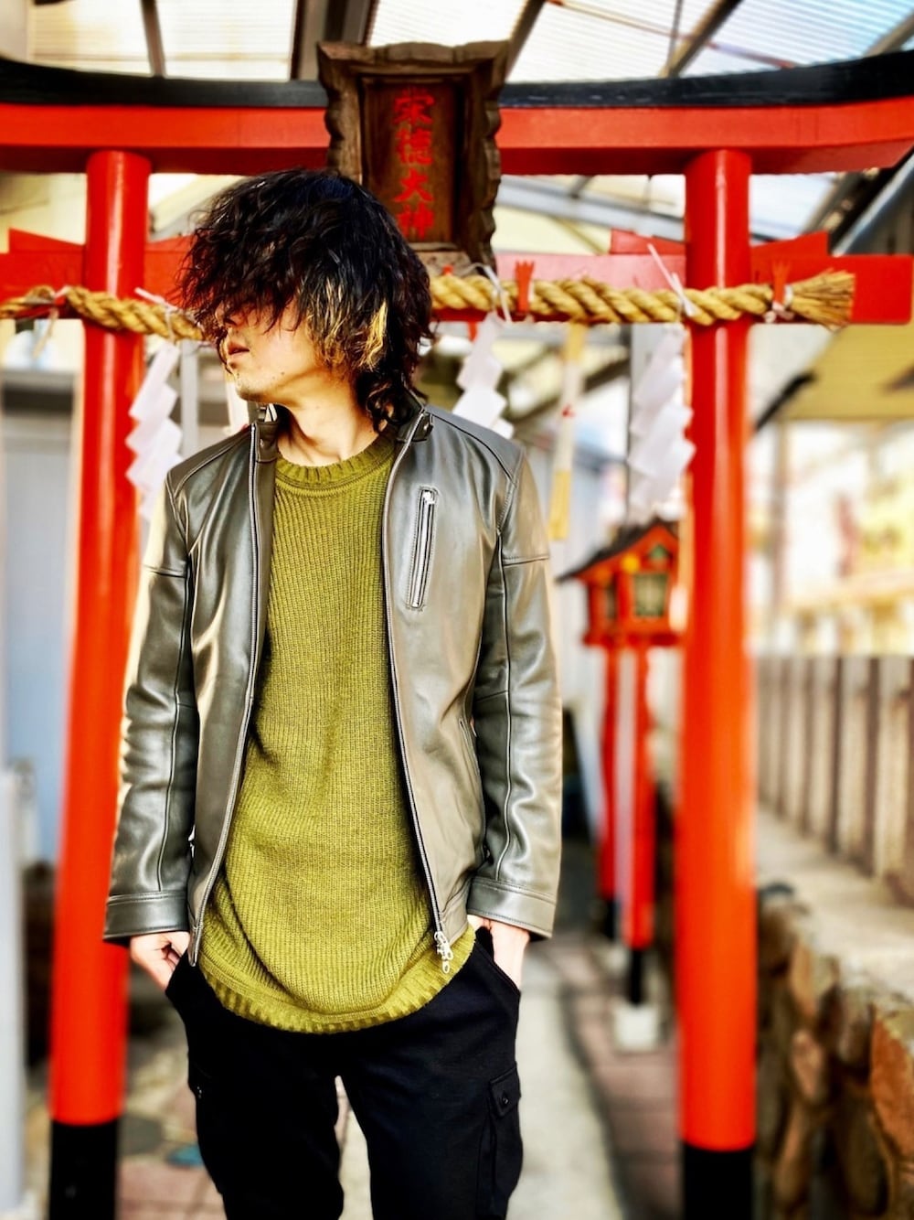 「RATTLE TRAP、ラトルトラップ、ライダース、ライダースジャケット、ライダースコーデ、シングルライダース、革ジャン、レザージャケット、カーキ、カーキアウター」｜「RATTLE TRAPのシングルライダースレザージャケット【WEB限定カラー追加】（ライダースジャケット、グリーン系）」を使った、KEITA(ΦωΦ)さん（メンズ・182cm）の春コーディネートの1枚目の写真
