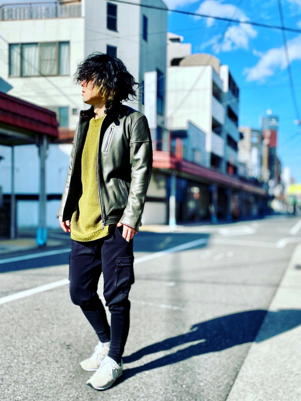 「RATTLE TRAP、ラトルトラップ、シングルライダース、ライダース、ライダースジャケット、ライダースコーデ、革ジャン、レザージャケット、カーキ、カーキアウター」｜「RATTLE TRAPのシングルライダースレザージャケット【WEB限定カラー追加】（ライダースジャケット、グリーン系）」を使った、KEITA(ΦωΦ)さん（メンズ・182cm）の春コーディネートの1枚目の写真