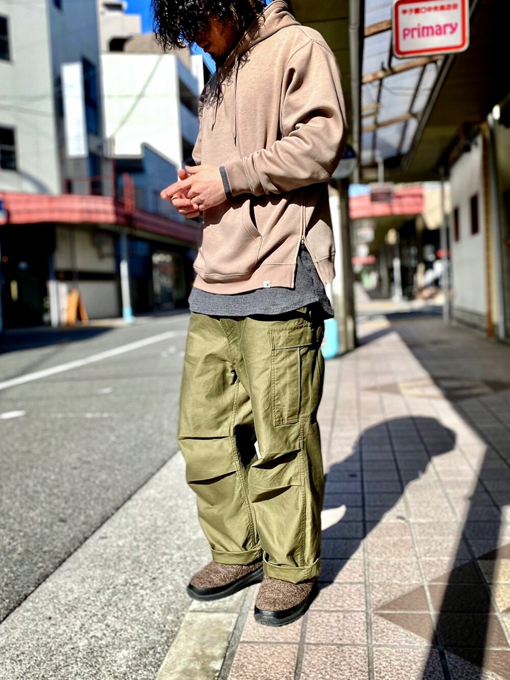 「M51、M-51、m47、M-47、M65、M-65、カーゴパンツ、アースカラー、ミリタリーパンツ、military」｜「NIDOの裏シャギーパーカー（パーカー、ベージュ系）」を使った、KEITA(ΦωΦ)さん（メンズ・182cm）の春コーディネートの1枚目の写真