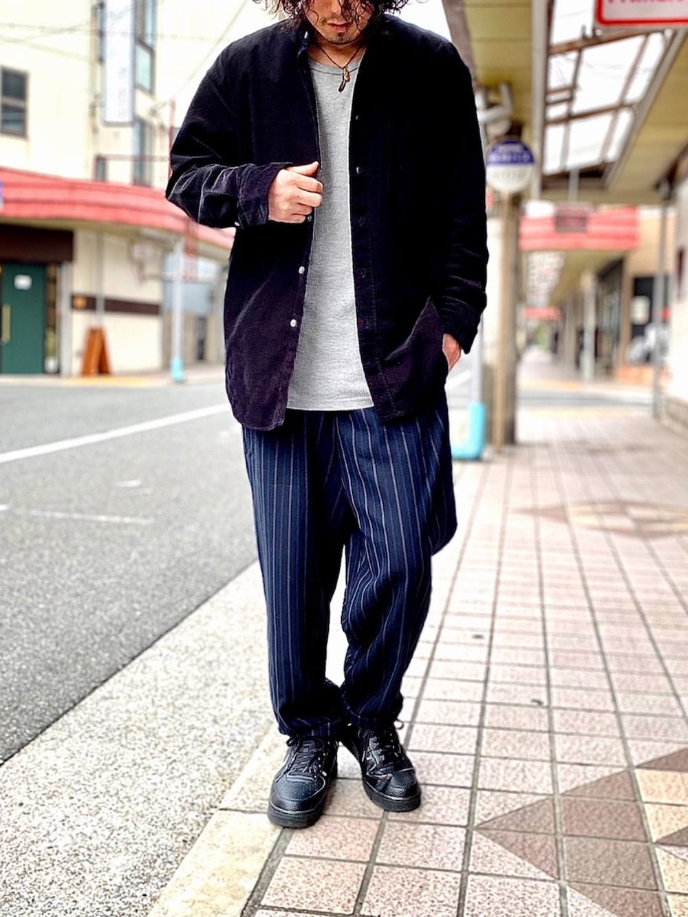 「UNIQLO U、ユニクロユー、スタンドカラー、スタンドカラーシャツ、バンドカラー、バンドカラーシャツ、ストライプパンツ、ワイドパンツ、オーバーサイズシャツ、モノトーンコーデ」｜「UNIQLOのコーデュロイワイドフィットスタンドカラーシャツ（シャツ/ブラウス、ブラック系）」を使った、KEITA(ΦωΦ)さん（メンズ・182cm）の春コーディネートの1枚目の写真