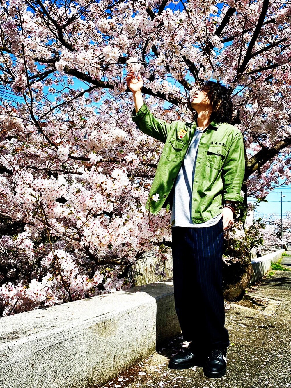 「花見、お花見、春コーデ、はるコーデ、ベトジャン、スカジャン、ベトナムシャツ、バルーンパンツ、アメカジ、アメカジコーデ」｜「GLOBAL WORKのミリタリーシシュウシャツ長袖/783168（シャツ/ブラウス、グリーン系）」を使った、KEITA(ΦωΦ)さん（メンズ・182cm）の春コーディネートの1枚目の写真