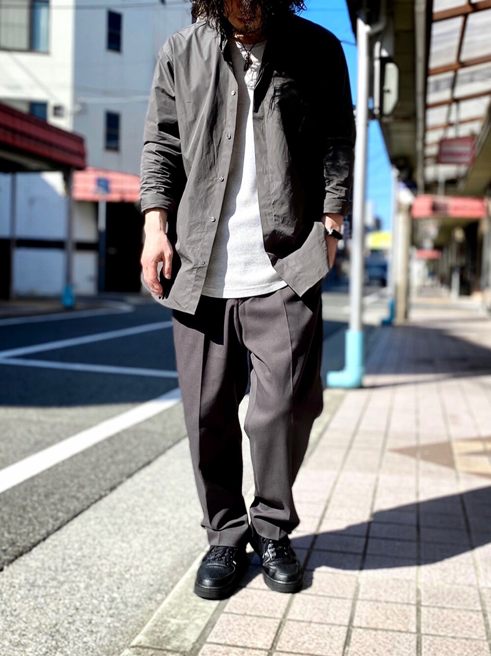 「+J、プラスJ、plusj、ジルサンダー、JILSANDER、スーピマコットンレギュラーフィットシャツ、ワイドフィットテーパードパンツ、カーキ、カーキシャツ、きれいめカジュアル」｜「UNIQLOのスーピマコットンレギュラーフィットシャツ(長袖)（シャツ/ブラウス、グリーン系）」を使った、KEITA(ΦωΦ)さん（メンズ・182cm）の春コーディネートの1枚目の写真
