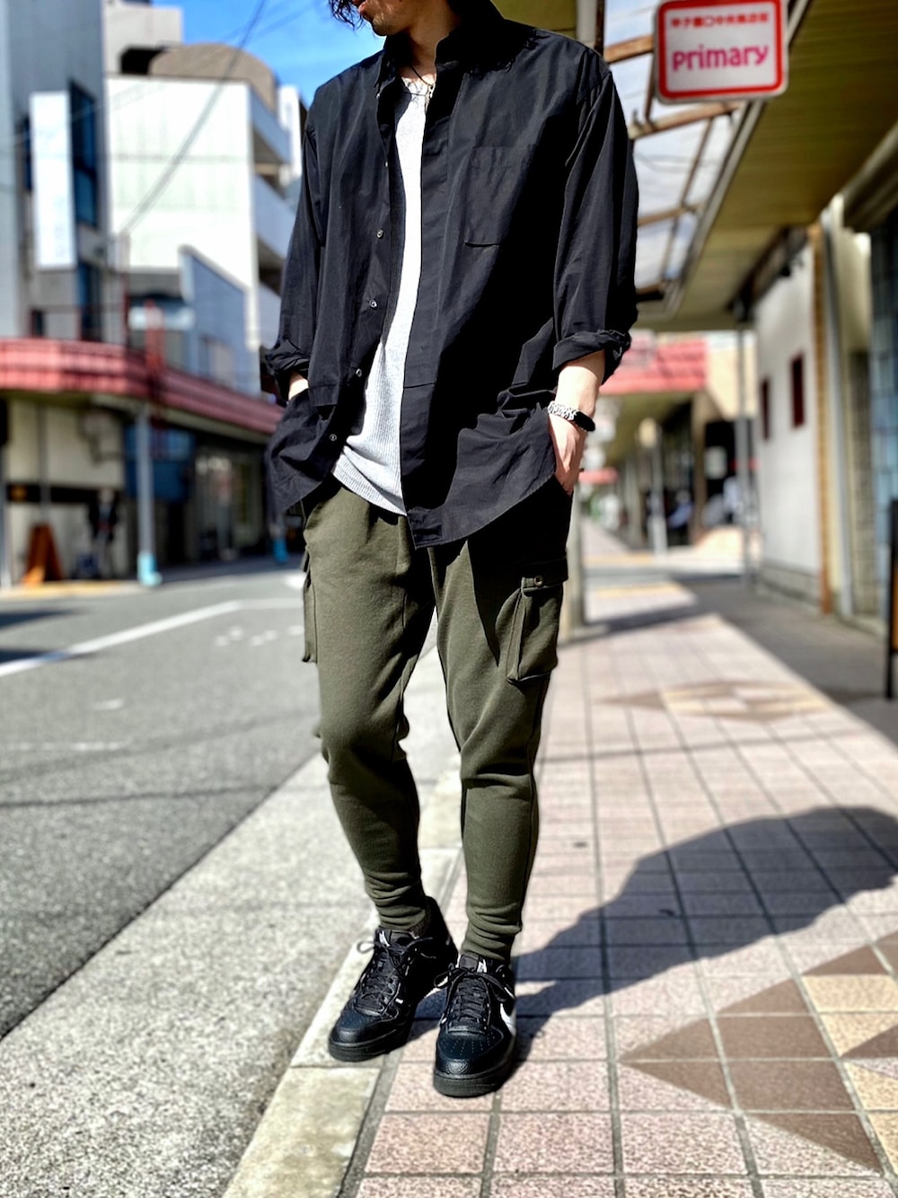 「+J、plusj、プラスJ、スーピマコットンオーバーサイズシャツ、MinoriTY、ミリタリー、サルエルパンツ、ジョガーパンツ、カーゴパンツ、カーキ」｜「UNIQLOのスーピマコットン オーバーサイズシャツ(長袖)（シャツ/ブラウス、ブラック系）」を使った、KEITA(ΦωΦ)さん（メンズ・182cm）の春コーディネートの1枚目の写真