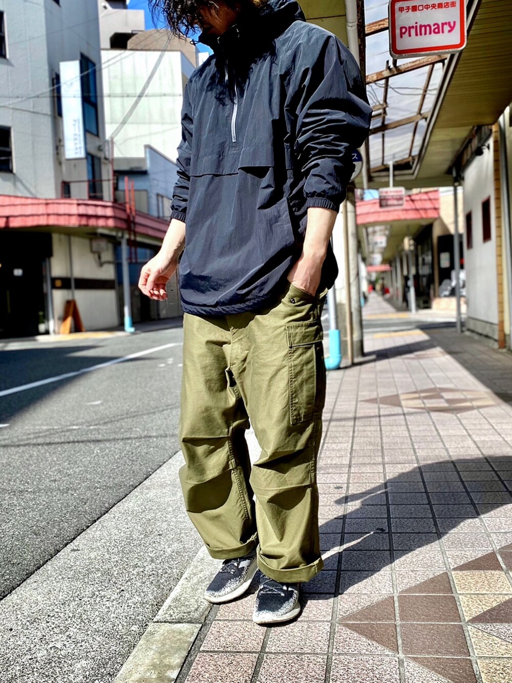 「アノラックパーカー、マウンテンパーカー、M51、M-51、m47、M-47、M65、WAIPER、カーゴパンツ、ミリタリーパンツ」｜「UNIQLOのオーバーサイズアノラックパーカ（ブルゾン、ブラック系）」を使った、KEITA(ΦωΦ)さん（メンズ・182cm）の春コーディネートの1枚目の写真