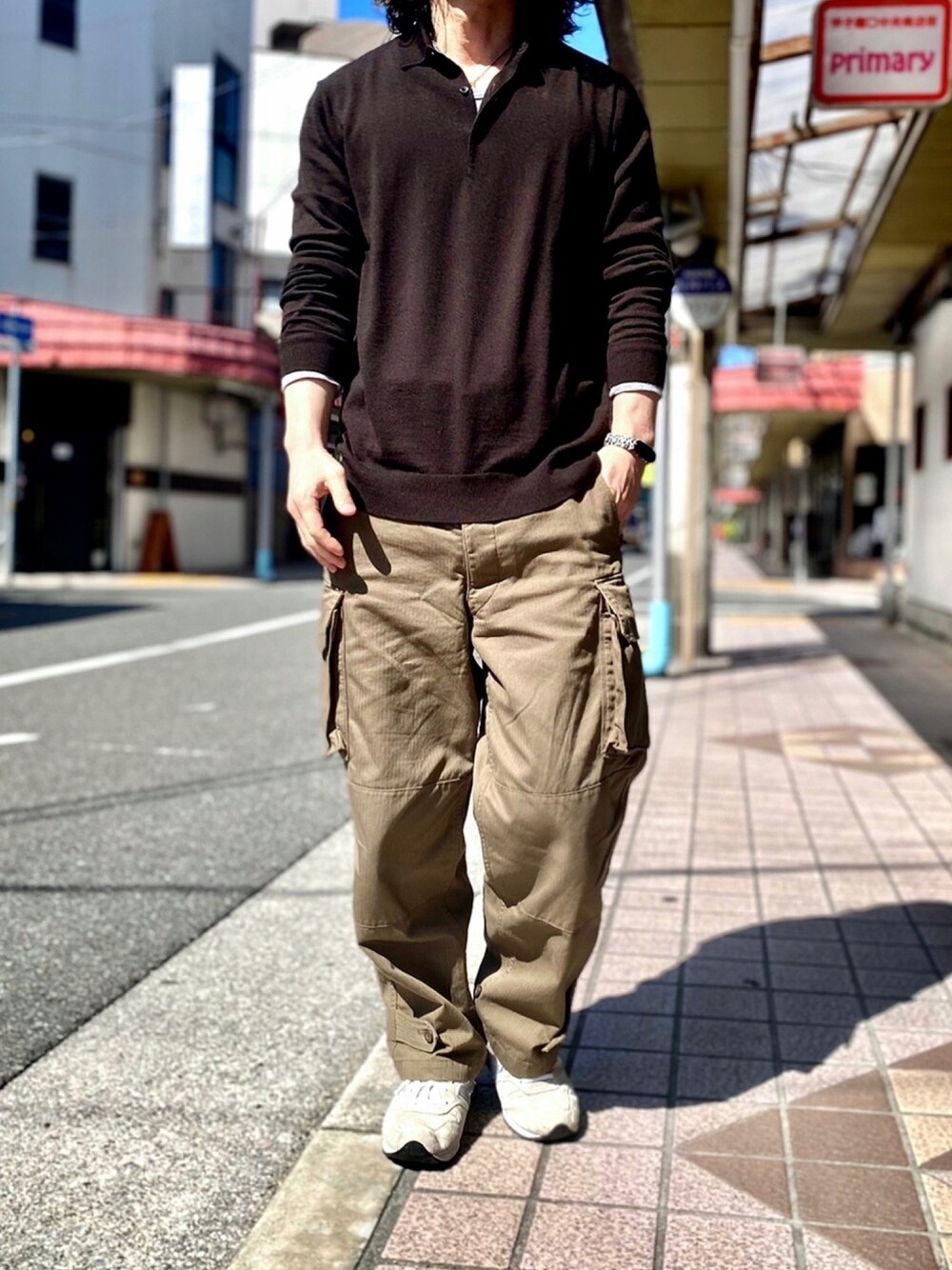 「シンプルコーデ、ニットポロ、m47、M-47、M51、M-51、M65、M-65、カーゴパンツ、ジョンスメドレー」｜「UNIQLOのエクストラファインメリノニットポロシャツ(長袖)（ポロシャツ、ブラウン系）」を使った、KEITA(ΦωΦ)さん（メンズ・182cm）の春コーディネートの1枚目の写真