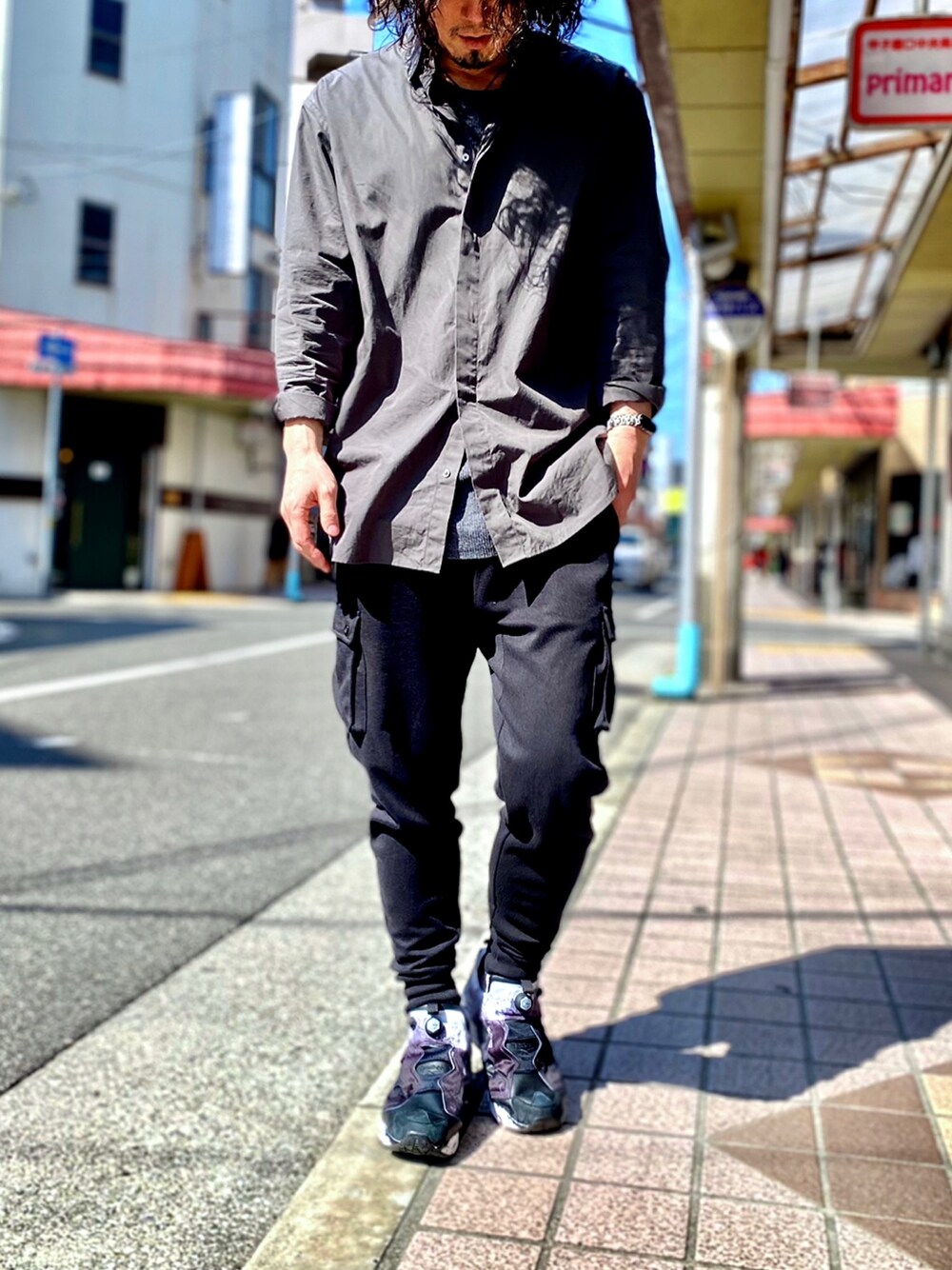 「+J、plusj、プラスJ、カーキ、ポンプフューリー、PUMP FURY、ミリタリー、カーゴパンツ、サルエルパンツ、ジョガーパンツ」｜「UNIQLOのスーピマコットンレギュラーフィットシャツ(長袖)（シャツ/ブラウス、グリーン系）」を使った、KEITA(ΦωΦ)さん（メンズ・182cm）の春コーディネートの1枚目の写真