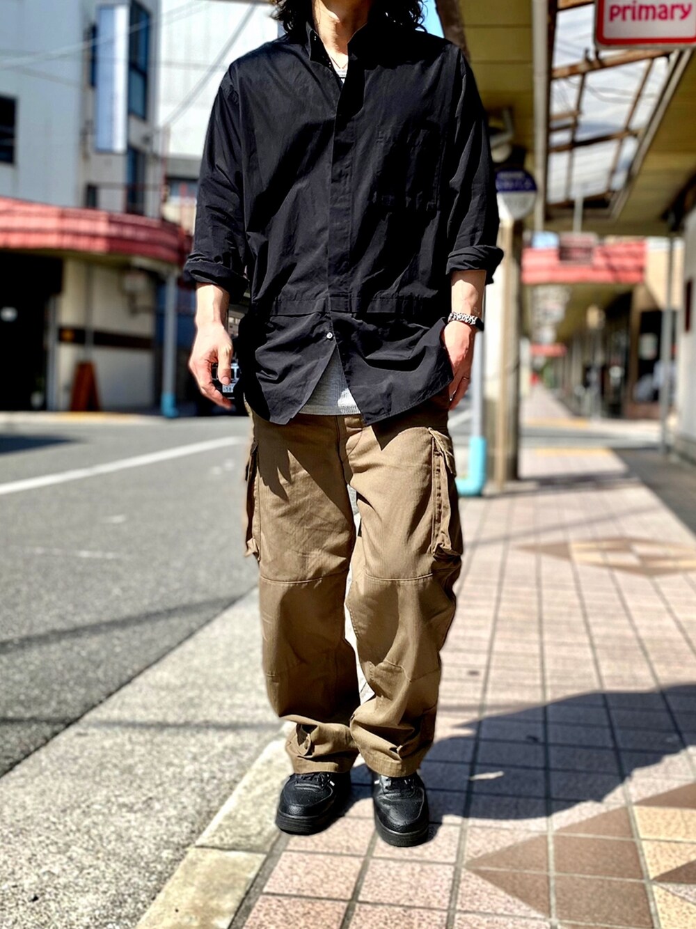 「+J、プラスJ、plusj、スーピマコットンオーバーサイズシャツ、m47、M-47、カーゴパンツ、軍パン、カーキパンツ、ミリタリーコーデ」｜「UNIQLOのスーピマコットン オーバーサイズシャツ(長袖)（シャツ/ブラウス、ブラック系）」を使った、KEITA(ΦωΦ)さん（メンズ・182cm）の春コーディネートの1枚目の写真