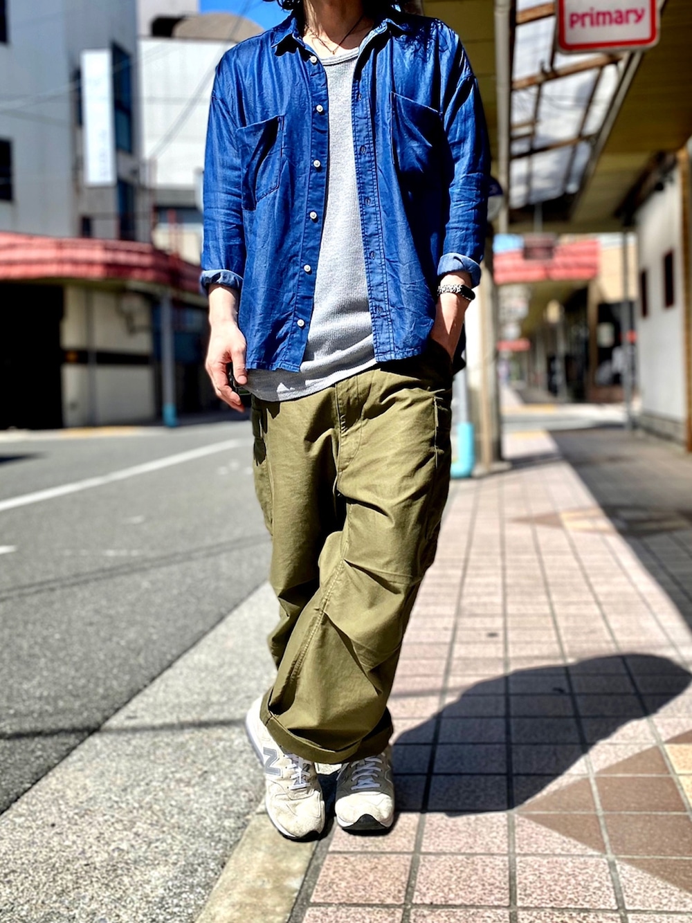 「デニムシャツ、カーゴパンツ、M51、M-51、m47、M-47、M65、M-65、SENCE OF PLACE、WAIPER」｜「SENSE OF PLACE by URBAN RESEARCHのデニムビッグシャツ（シャツ/ブラウス、ブルー系）」を使った、KEITA(ΦωΦ)さん（メンズ・182cm）の春コーディネートの1枚目の写真