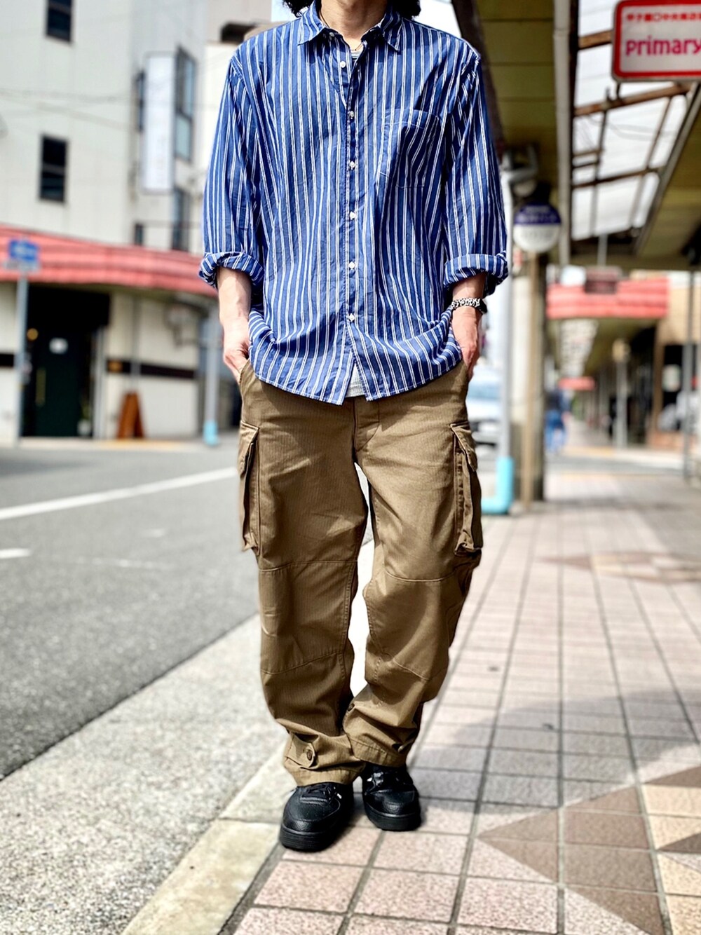 「ストライプ、ストライプシャツ、カーゴパンツ、軍パン、m47、M-47、military、ミリタリー、ミリタリーパンツ、カーキパンツ」｜「UNIQLOのエクストラファインコットンブロードストライプシャツ（レギュラーカラー・長袖）（シャツ/ブラウス、ブルー系）」を使った、KEITA(ΦωΦ)さん（メンズ・182cm）の春コーディネートの1枚目の写真