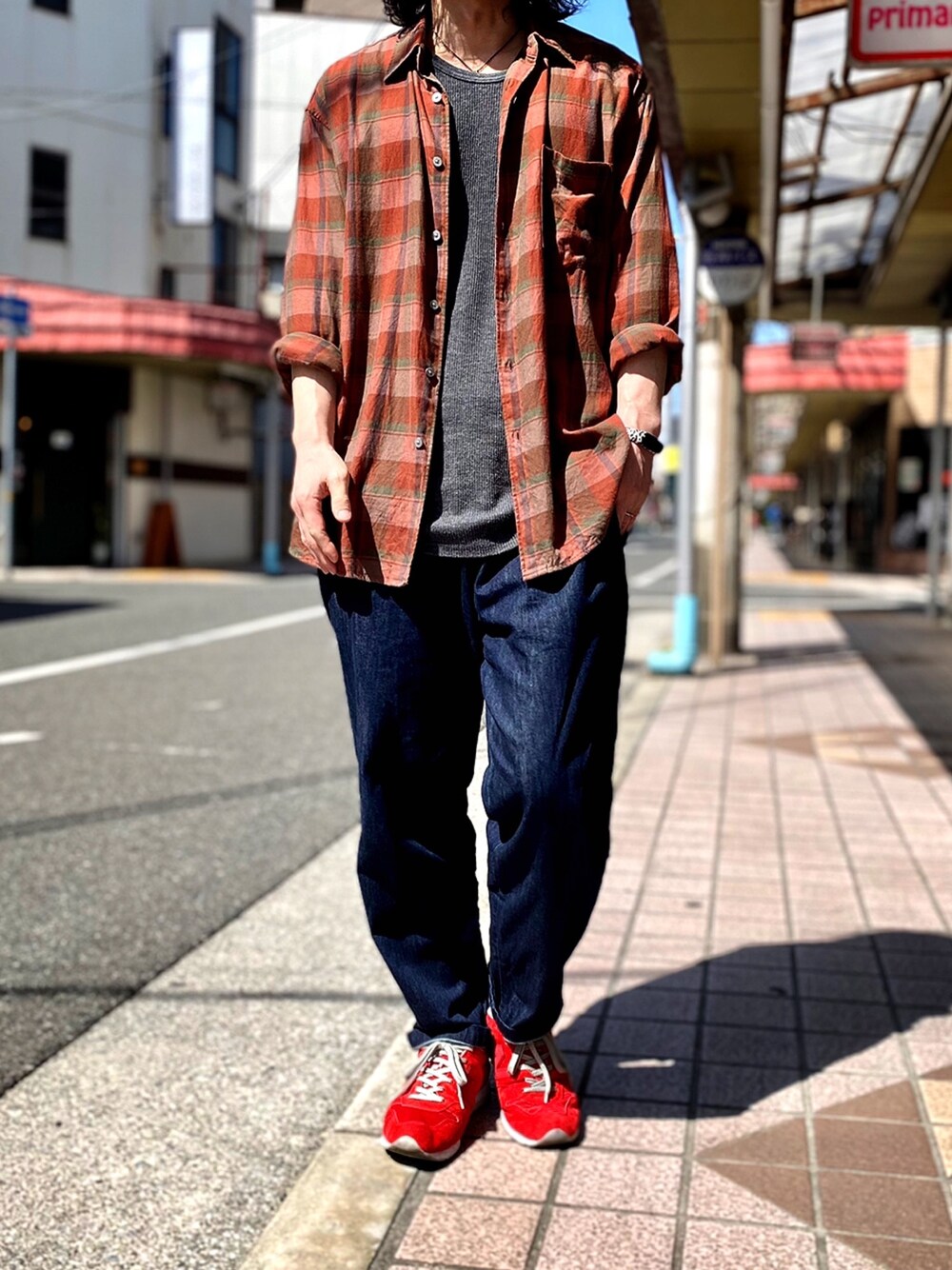 「オーバーサイズシャツ、チェックシャツ、シェフパンツ、ワイドデニム、赤スニーカー、ニューバランス996、アメカジ、ユニクロユー、UNIQLO U、赤チェック」｜「UNIQLOのライトフランネルワイドフィットチェックシャツ(長袖)（シャツ/ブラウス、オレンジ系）」を使った、KEITA(ΦωΦ)さん（メンズ・182cm）の春コーディネートの1枚目の写真