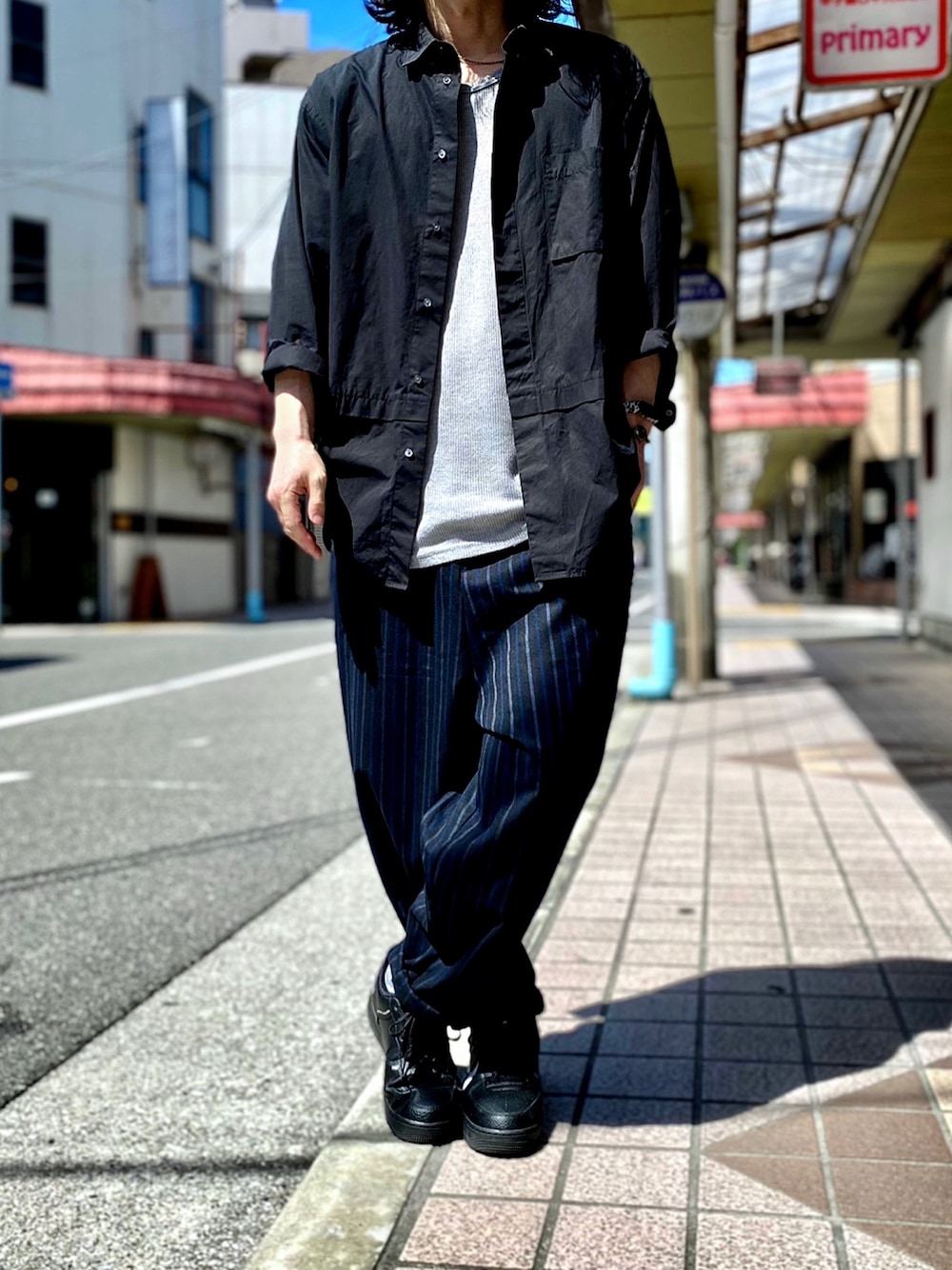 「これが私をアゲる服、kOhAKU、+J、plusj、プラスJ、モノトーン、モノトーンコーデ、ストライプパンツ、ゆるコーデ、オーバーサイズシャツ」｜「UNIQLOのスーピマコットン オーバーサイズシャツ(長袖)（シャツ/ブラウス、ブラック系）」を使った、KEITA(ΦωΦ)さん（メンズ・182cm）の春コーディネートの1枚目の写真