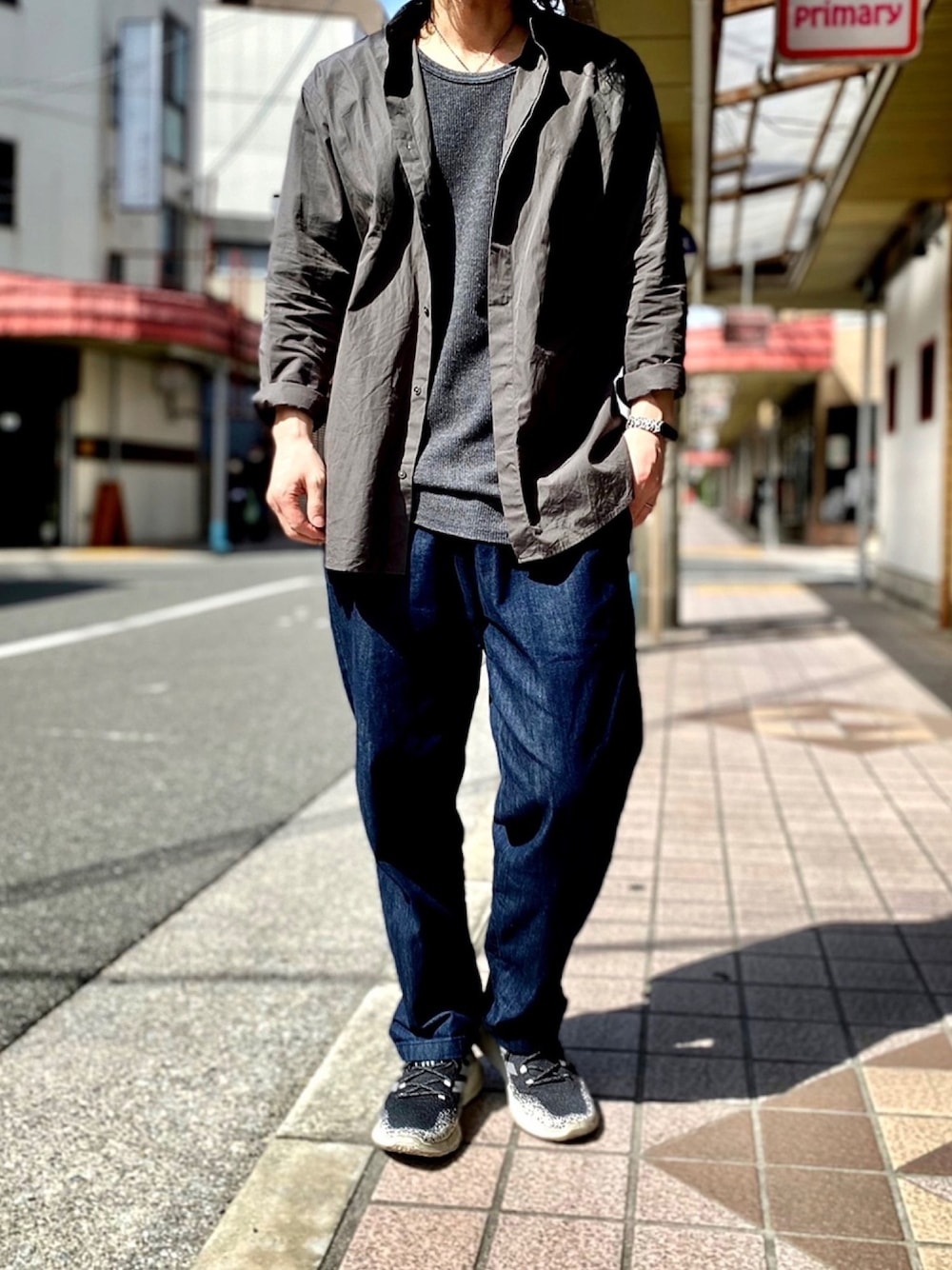 「+J、plusj、プラスJ、シェフパンツ、カーキ、カーキシャツ、ワイドデニム、MONO-MART、オーバーサイズシャツ、ミリタリーシャツ」｜「UNIQLOのスーピマコットンレギュラーフィットシャツ(長袖)（シャツ/ブラウス、グリーン系）」を使った、KEITA(ΦωΦ)さん（メンズ・182cm）の春コーディネートの1枚目の写真
