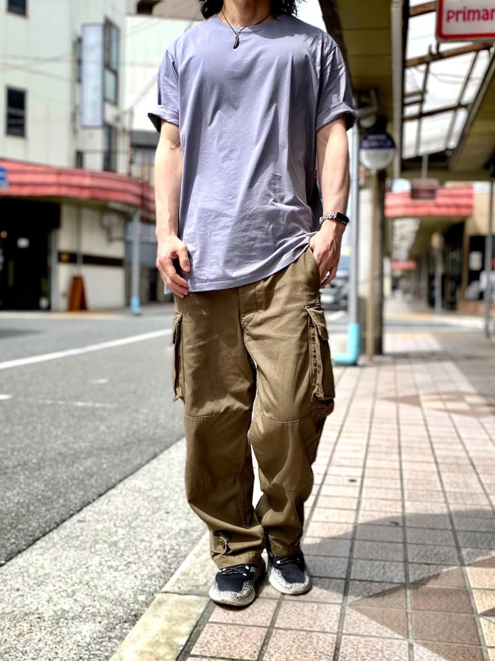 「プラスJ、+J、UNIQLO+J、m47、M-47、M51、M-51、M65、M-65、カーゴパンツ」｜「UNIQLOのスーピマコットンリラックスフィットクルーT(半袖)（Tシャツ/カットソー、グレー系）」を使った、KEITA(ΦωΦ)さん（メンズ・182cm）の夏コーディネートの1枚目の写真