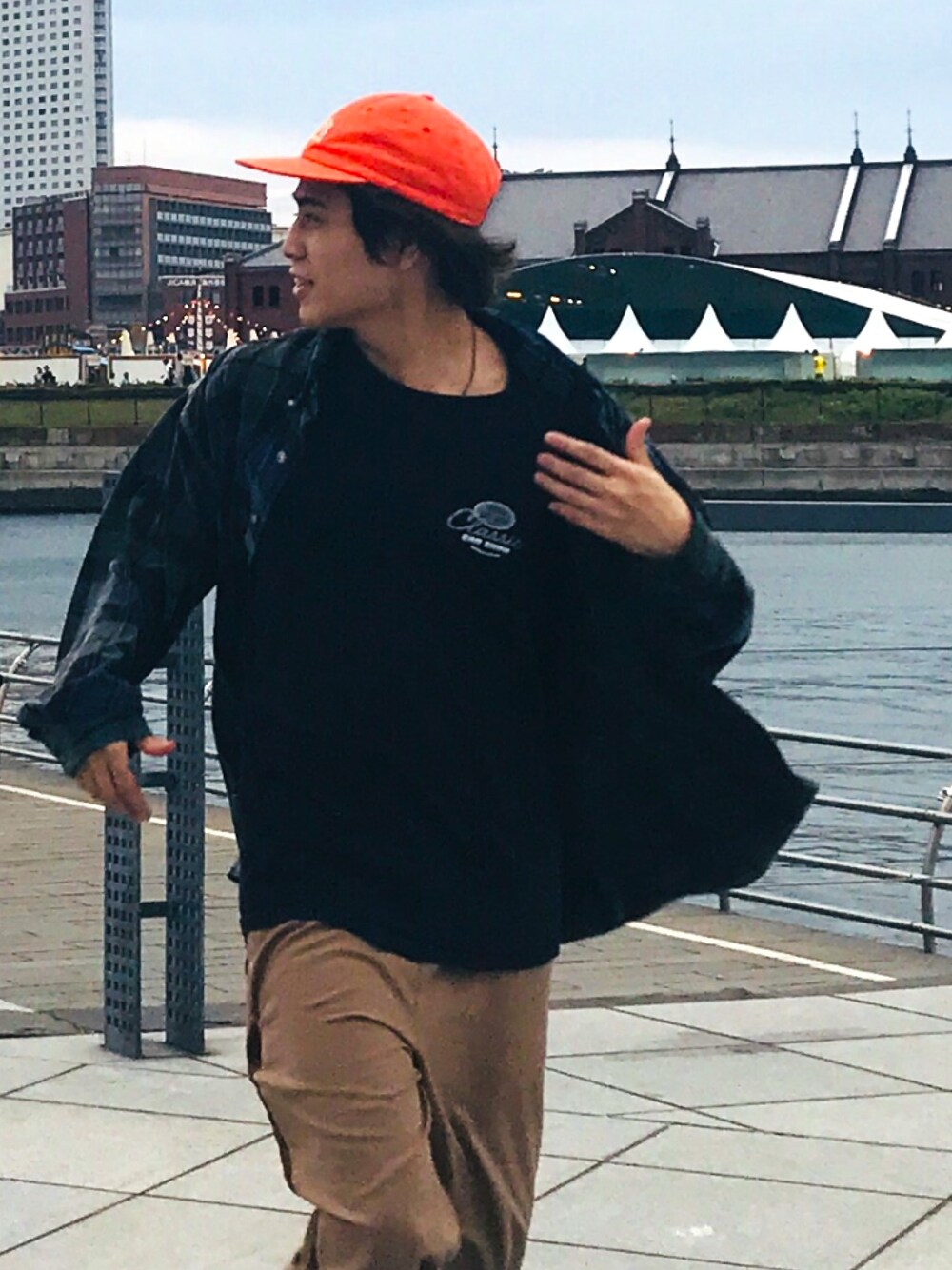 「秋色、カジュアルコーデ、チノパン、オレンジ、海、スケータースタイル、ストリート、アメカジ」｜「AIRWALKの【UNISEX】AIRWALK(エアウォーク) フラットバイザーキャップ（キャップ、オレンジ系）」を使った、Hijiri Katoさん（メンズ・171cm）の秋コーディネートの1枚目の写真