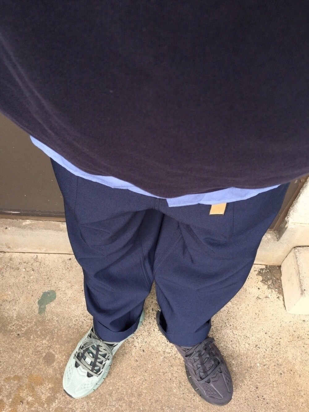 ブルー系のTシャツ/カットソー、ブルー系のシャツ/ブラウス、ブラック系のその他パンツを着用したメンズの春コーディネートの1枚目の写真