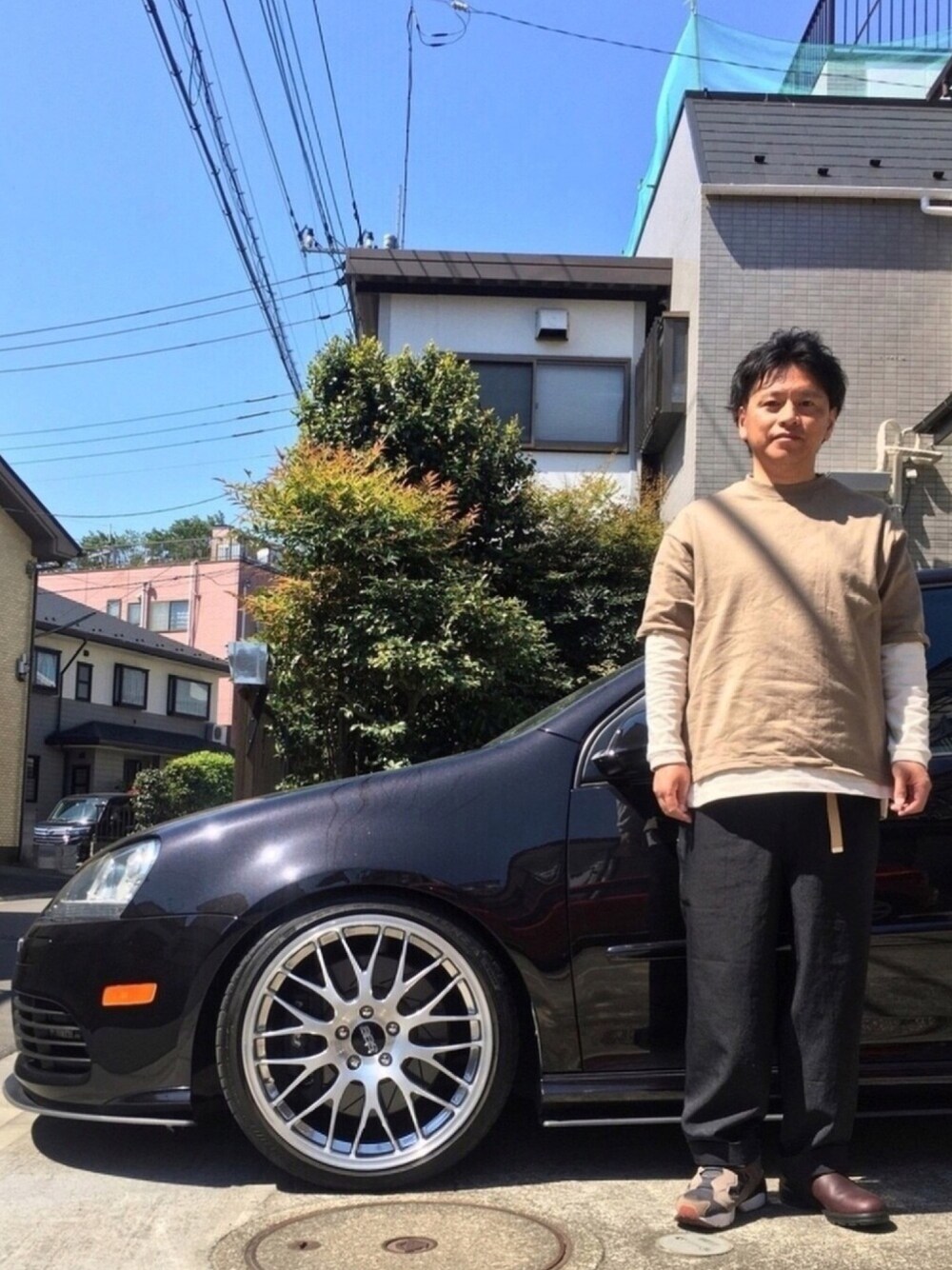 ブラック系のその他パンツ、グレー系のスニーカー、ブラウン系のブーツを着用したメンズの春コーディネートの1枚目の写真