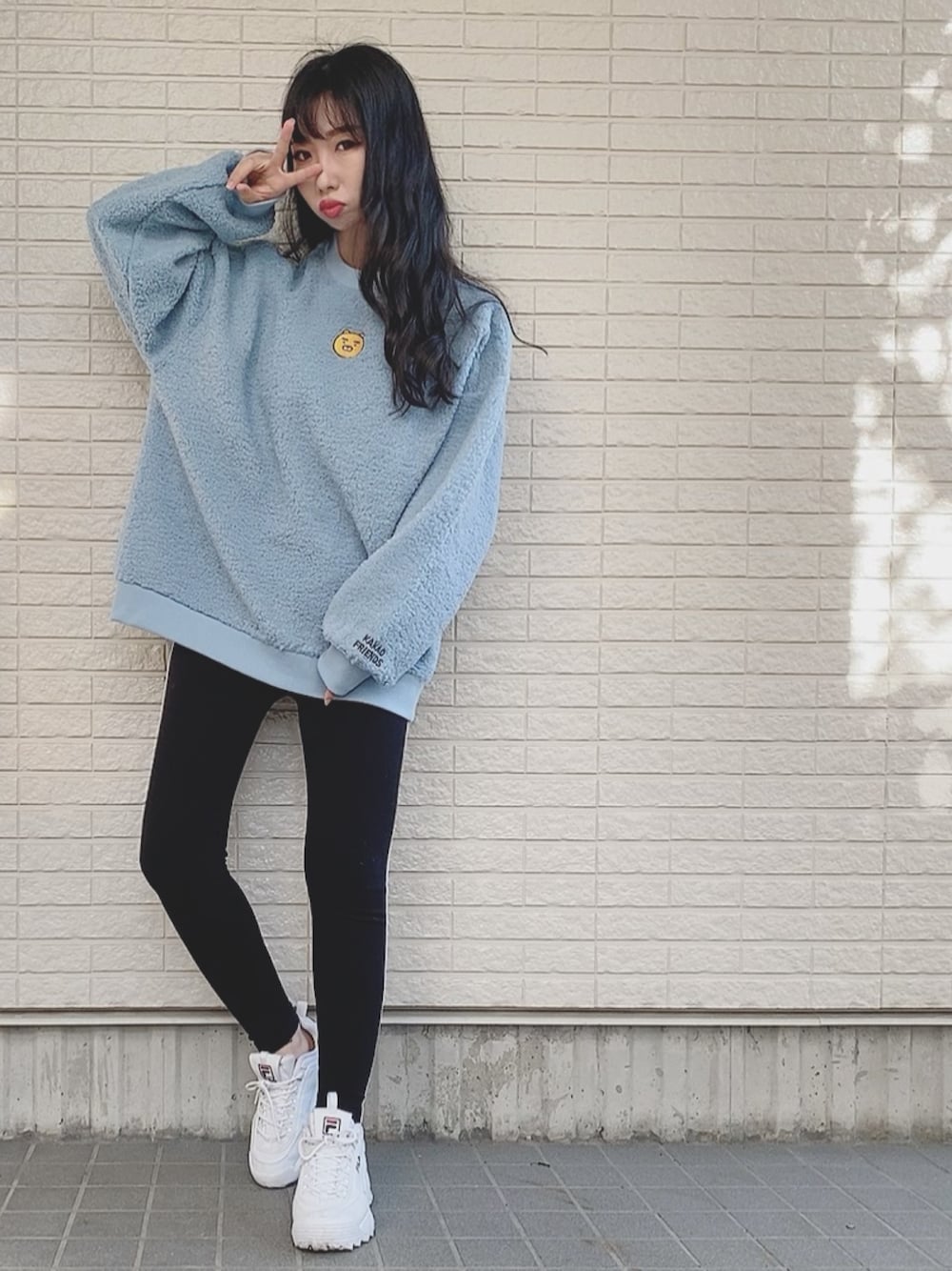 「やっぱりストリートが好き、KAKAO FRIENDS、パンツスタイル、スニーカーコーデ、プチプラ、ビックシルエット、もこもこ、ラクチンコーデ、韓国ファッション、韓国ブランド」｜「WEGOのアイテム（トップス、ブルー系）」を使った、Maiさん（レディース・155cm）の秋コーディネートの1枚目の写真