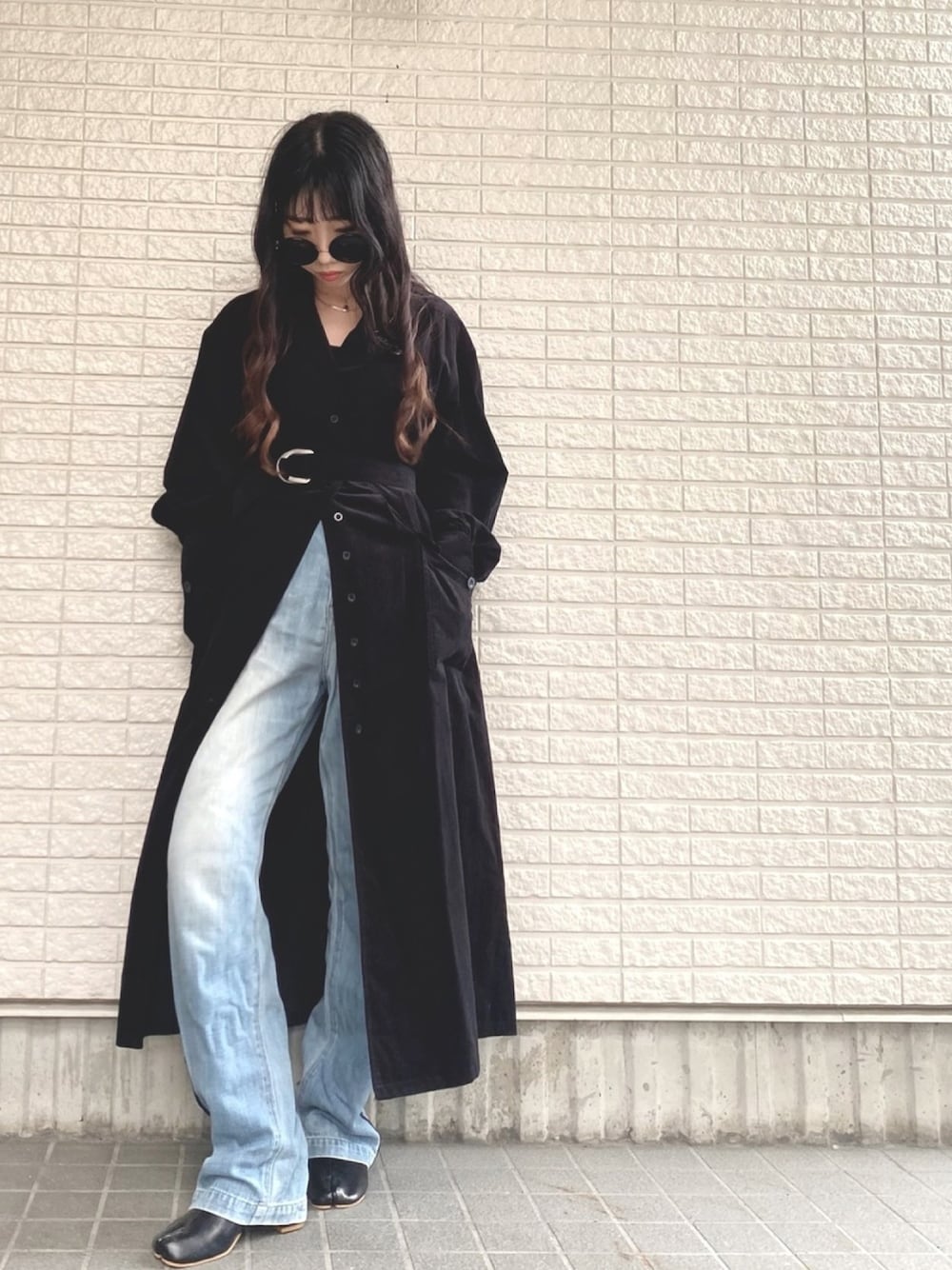 「ロングワンピース、秋のコーデ、レイヤードスタイル、コーデュロイ、韓国ファッション、カジュアル、パンツスタイル、足袋ブーツ、デニムパンツ、ブーツ」｜「SLYのTHIN CORDUROY TUCK SH OP（ワンピース、ブラック系）」を使った、Maiさん（レディース・157cm）の秋コーディネートの1枚目の写真