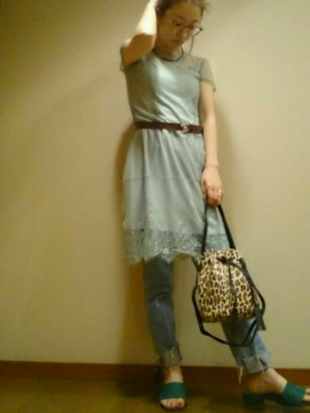 グリーン系のサンダル、グリーン系のワンピース、ブルー系のデニムパンツを着用したレディースの夏コーディネートの1枚目の写真