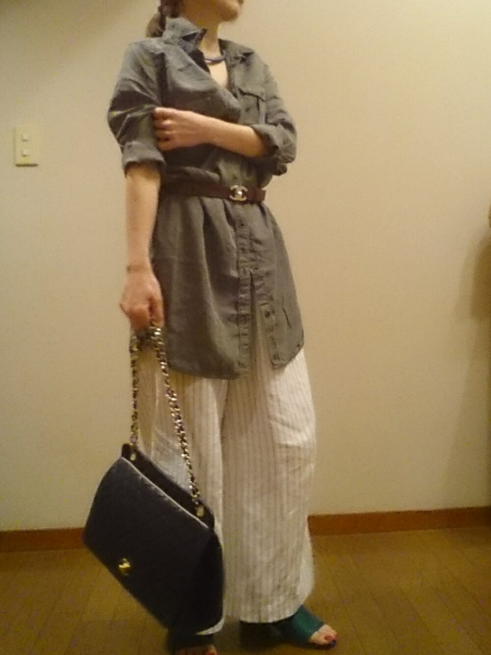 「大人カジュアル、秋のコーデ、プチプラコーデ、H&M、GU、ReEDIT、chanel、低身長、ootd、パンツスタイル」｜「H&Mのアイテム（シャツワンピース、グリーン系）」を使った、みかすけさん（レディース・147cm）の夏コーディネートの1枚目の写真