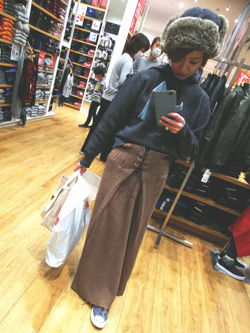 「大人カジュアル、低身長、冬、ニットパーカー、ニットスカート、ロングスカート、スニーカー、TODAYFUL、ファー小物、おしゃれさんと繋がりたい」｜「TODAYFULのレースアップニットスカート（スカート、ブラウン系）」を使った、みかすけさん（レディース・147cm）の冬コーディネートの1枚目の写真